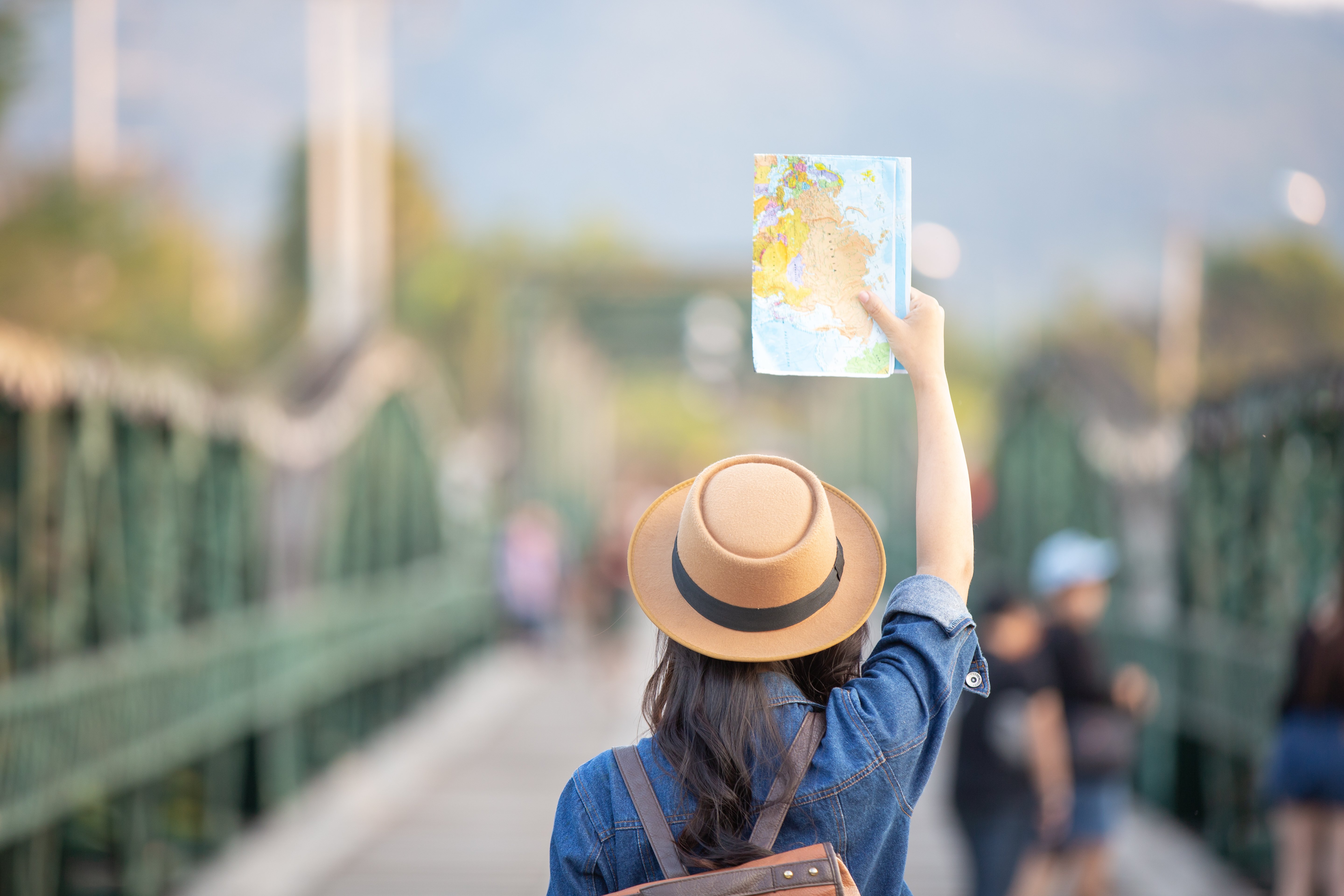 A female tourist trying to find her away around with help of a map | Photo: Free Pik