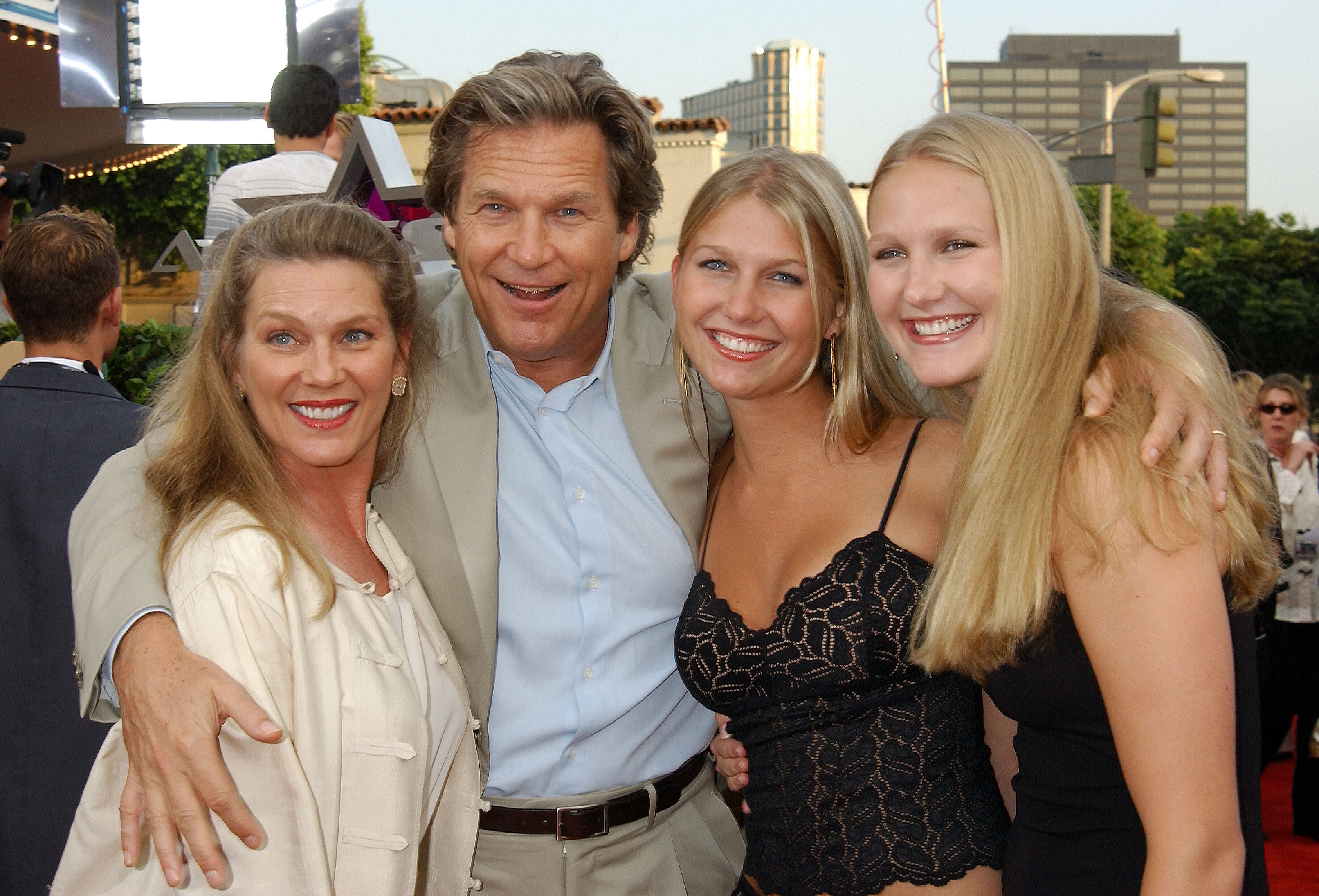 Jeff Bridges and Susan Geston with two of their daughters at the premiere of "Seabiscuit" in Westwood, California in 2003. | Source: Getty Images