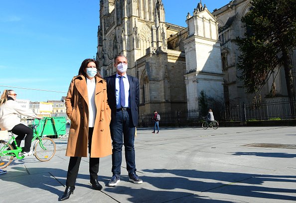 Pierre Hurmic et Anne Hidalgo lors d'une visite pour la conférence "La ville en économie circulaire".| Photo : Getty Images