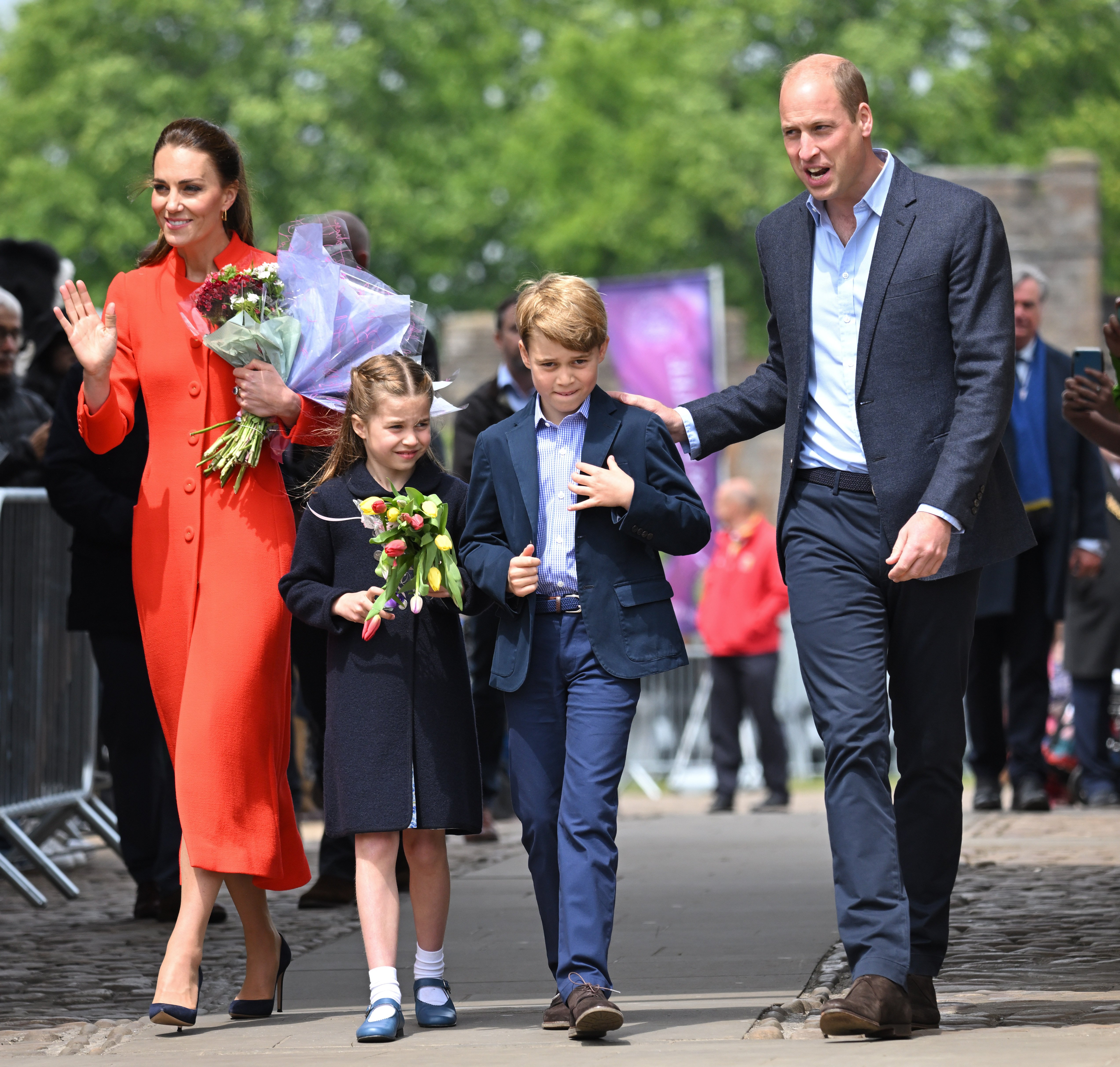 La duquesa Kate, el príncipe William, la princesa Charlotte y el príncipe George visitan el castillo de Cardiff, el 4 de junio de 2022 en Cardiff, Gales. | Foto: Getty Images