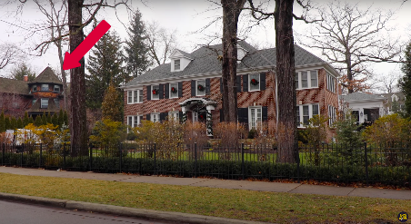 The neighbor's house next to the "Home Alone" house in Chicago, Illinois posted on December 21, 2022 | Source: YouTube/Going to the Movies!