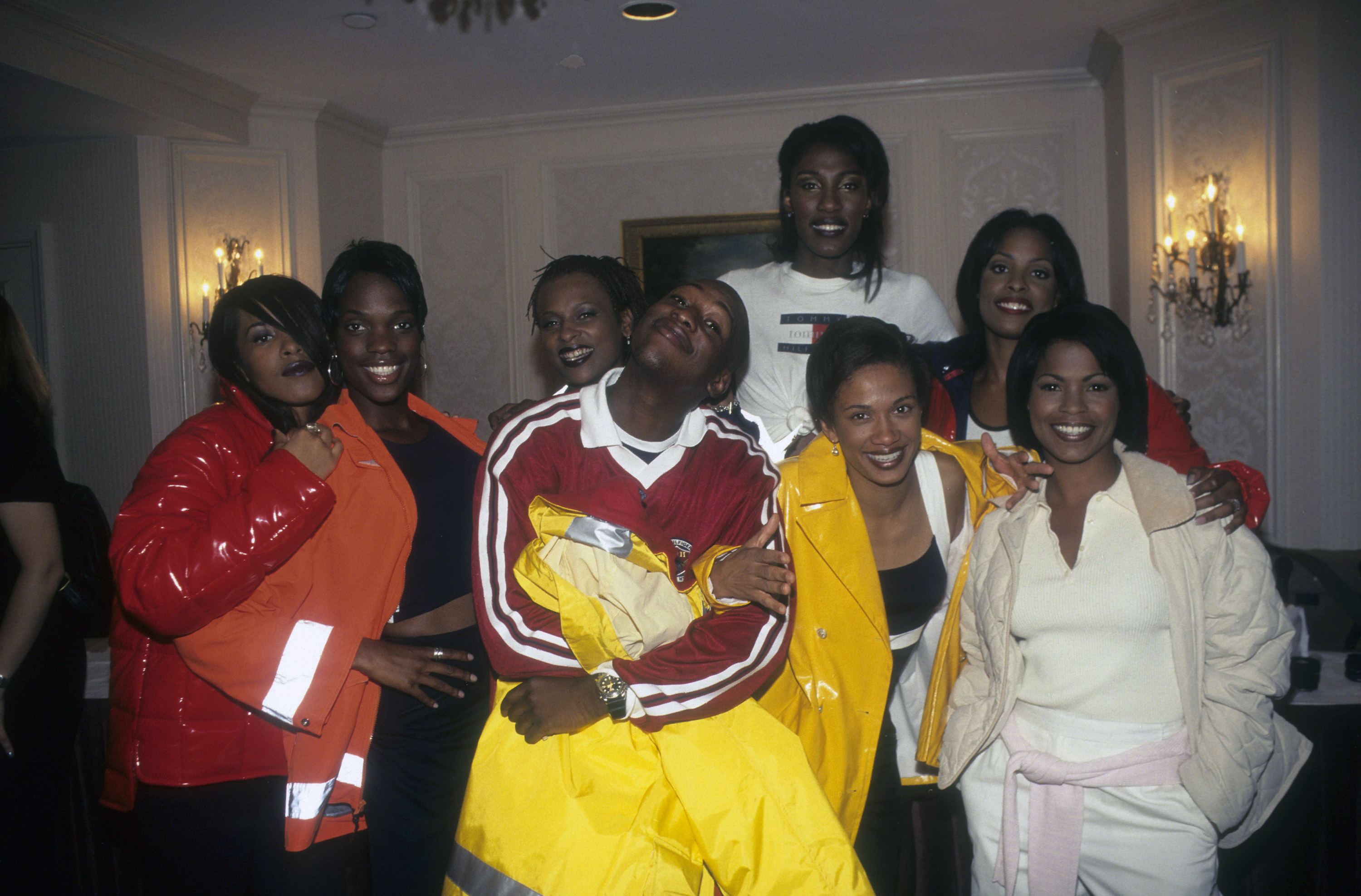 Aaliyah backstage with other artists at the Vibe Fashion Show on August 2, 1996 | Source: Getty Images