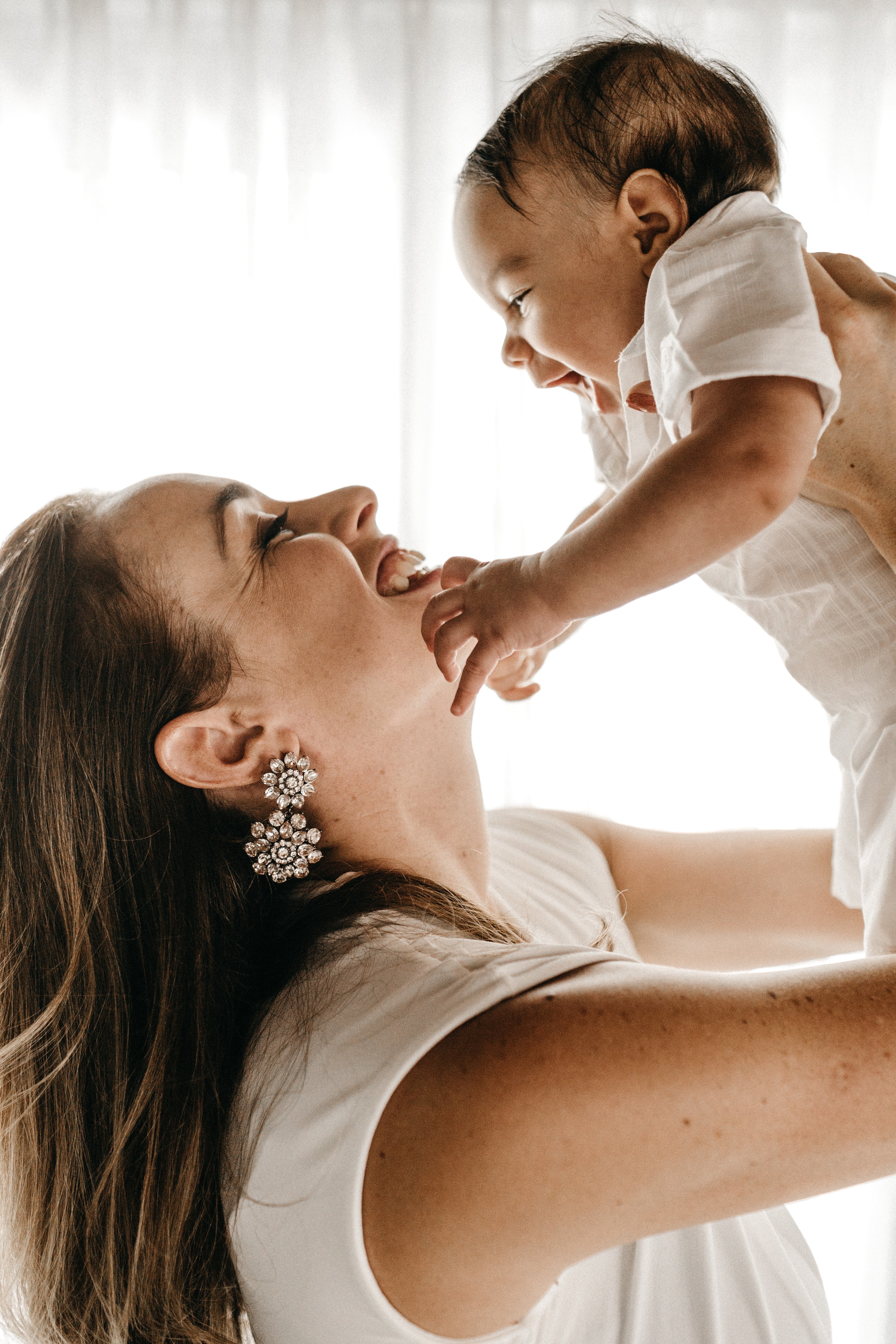 A woman playing with a toddler | Source: Unsplash.com