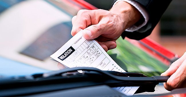 A traffic officer issuing a ticket | Photo: Shutterstock