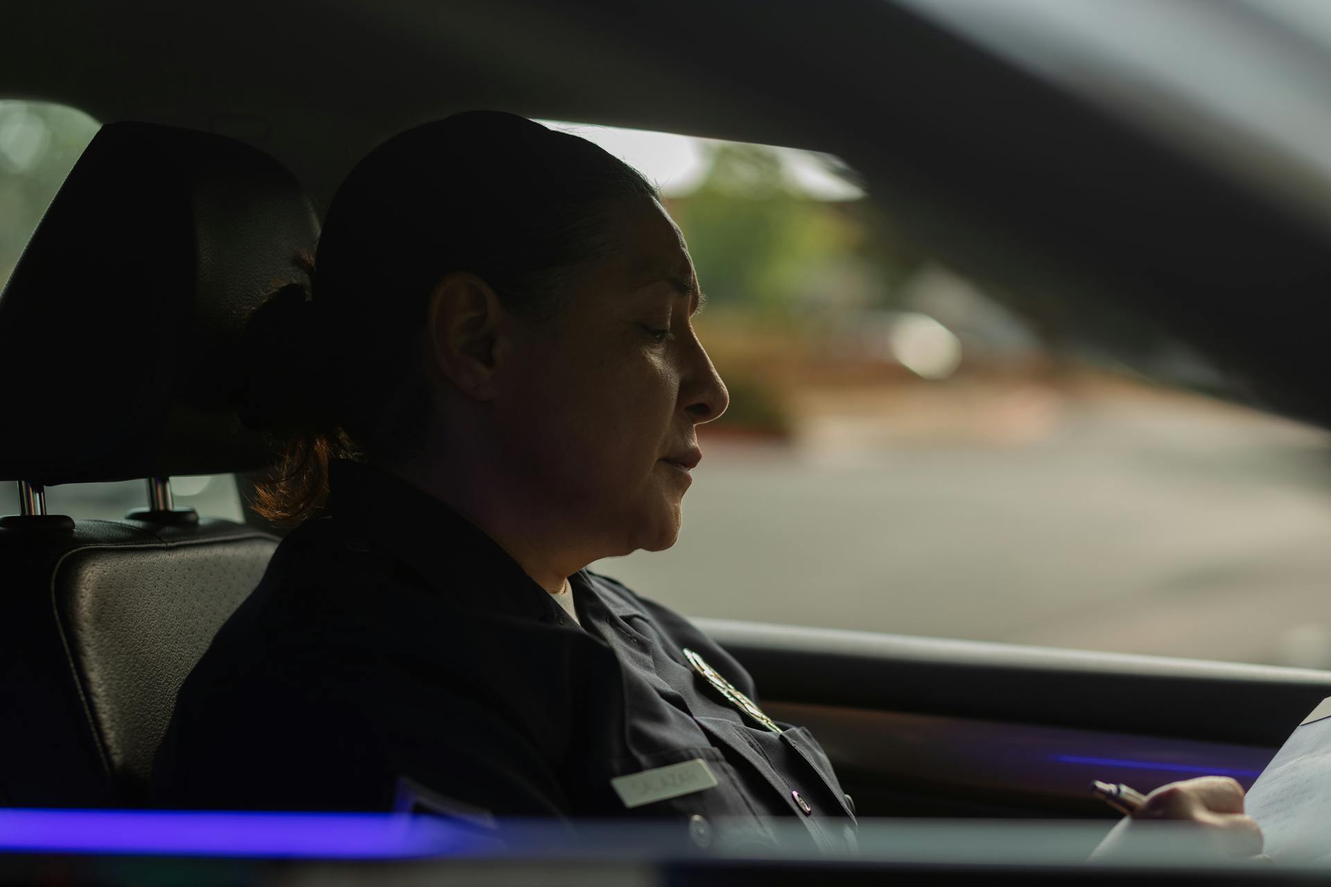 A police officer in a patrol vehicle | Source: Pexels