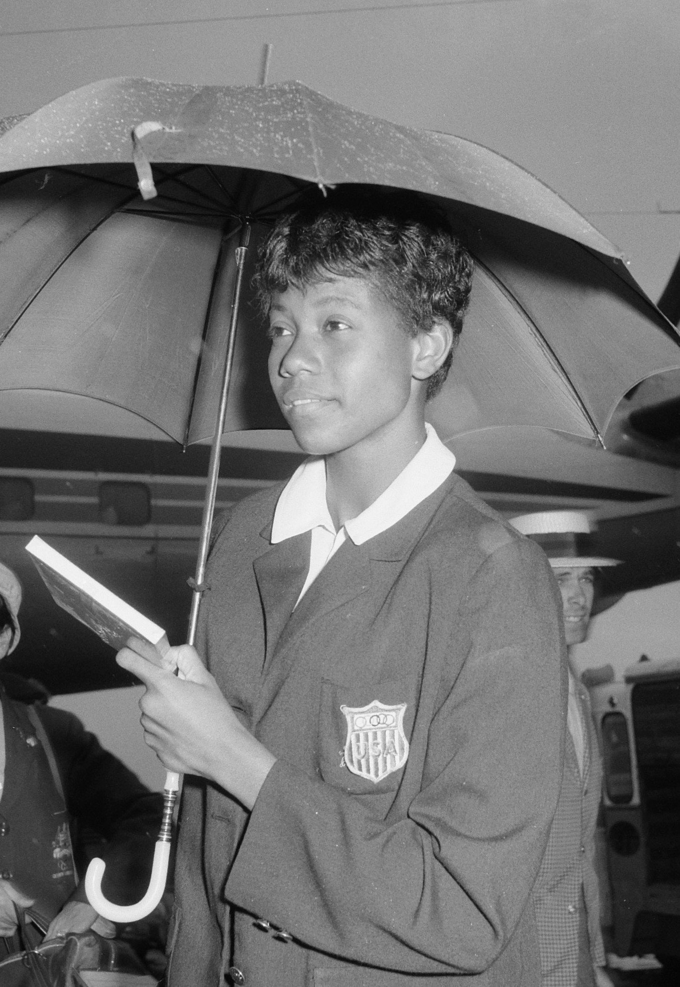 Wilma Rudolph poses under umbrella for the photographers in Netherlands in September 1960 | Photo: Wikimedia Commons Images, 2.24.01.03 Bestanddeelnummer 911-6074, CC BY-SA 3.0 nl