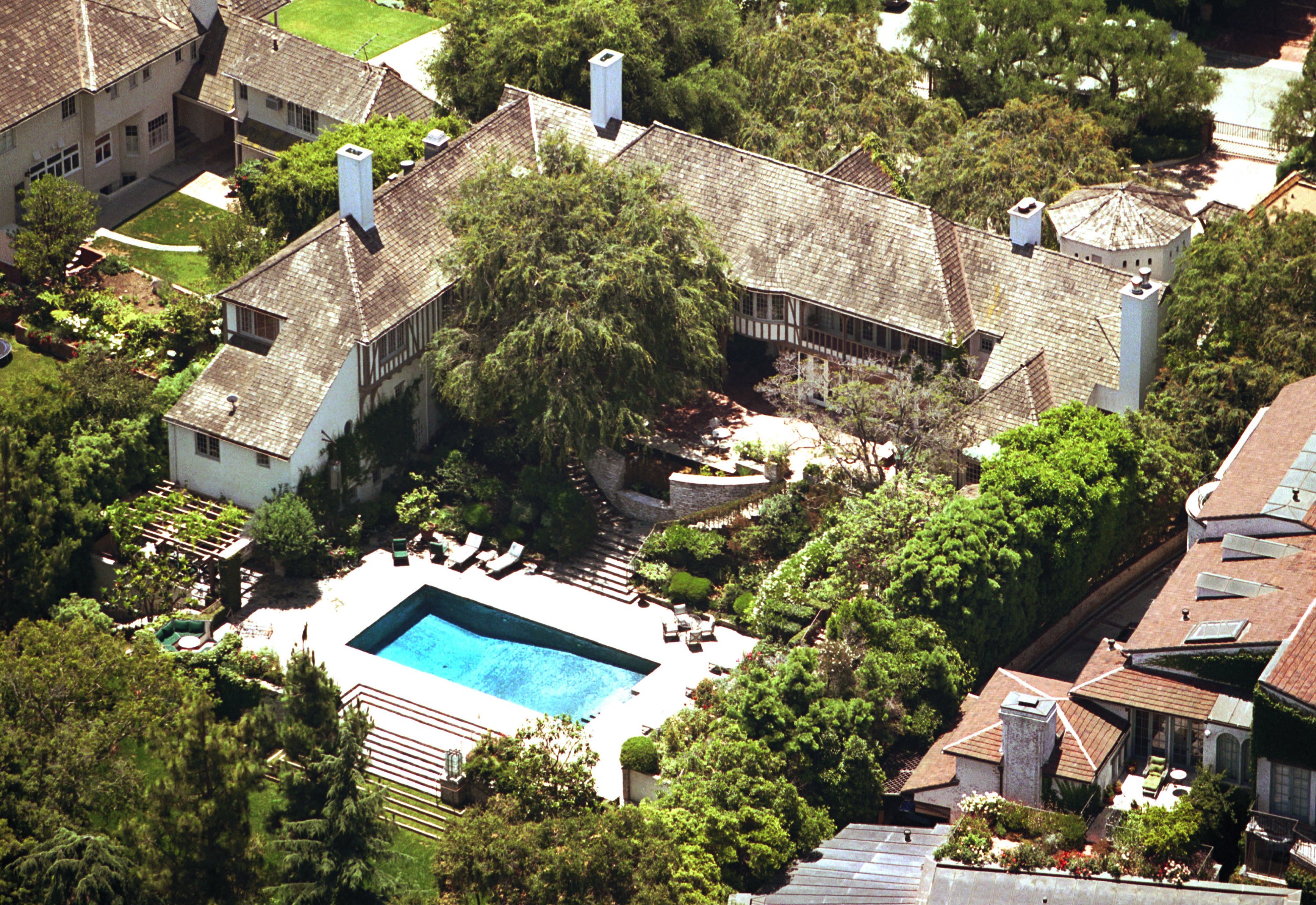 Brad Pitt and Jennifer Aniston's home seen from an aerial view on June 18, 2001, in Malibu, California | Source: Getty Images