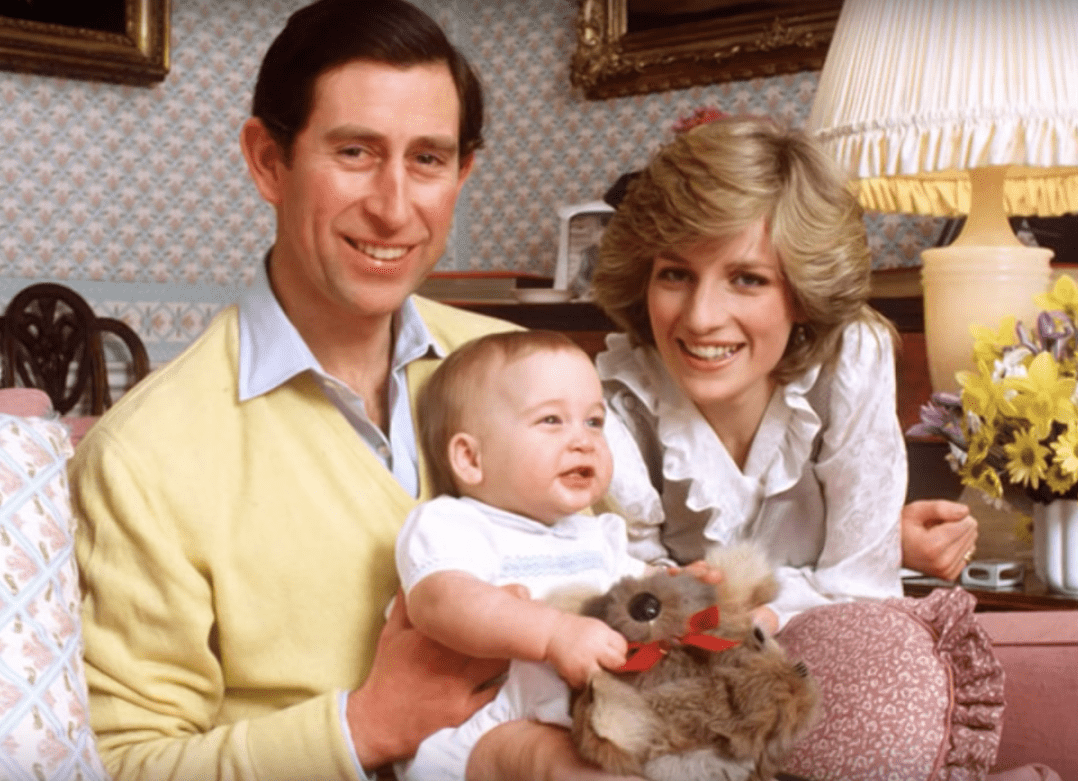 Le Prince Charles, la Princesse Diana et le Prince William. l Source : YouTube/Charlotte Hollis