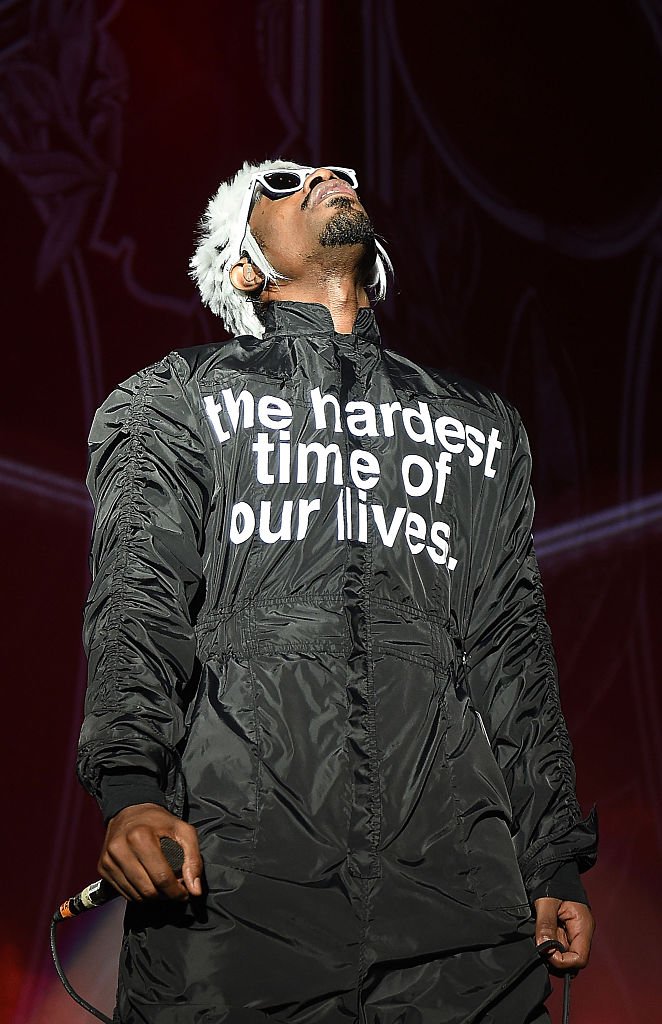 Andre 3000 wearing one of his worded jumpsuits at the "Outkast #ATLast Concert" in Atlanta in September 2014. | Photo: Getty Images 