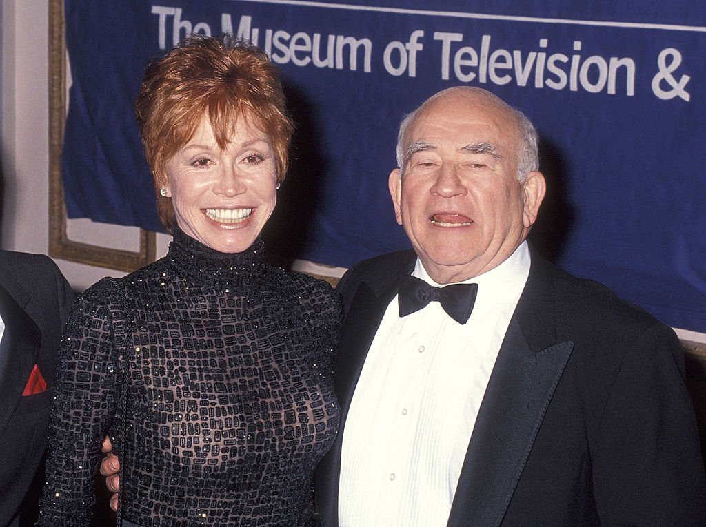 Mary Tyler Moore and actor Ed Asner attend the Museum of Television & Radio Honors David Brinkley and Mary Tyler Moore on February 9, 1995 at the Waldorf-Astoria Hotel in New York City. | Photo: Getty Images