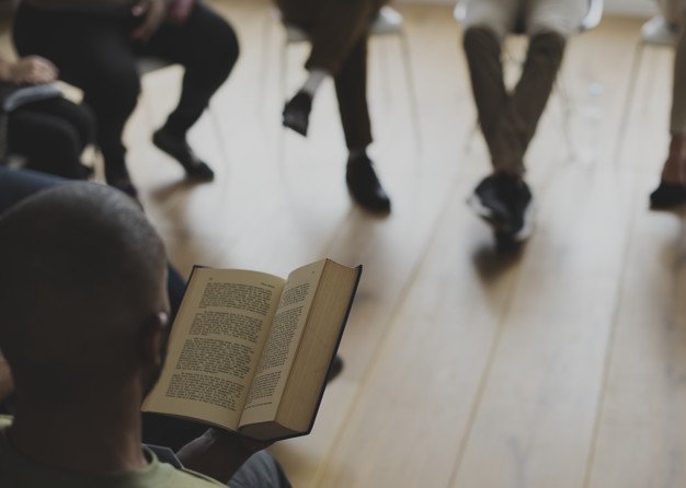 Groupe d'étude biblique. Photo : Freepik