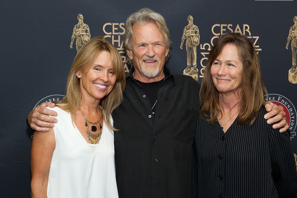 Kris Kristofferson, his daughter Tracy (L) & his wife Lisa Meyers (R) at the Cesar Chavez 2015 Legacy Awards on March 26, 2015 in California | Photo: Getty Images