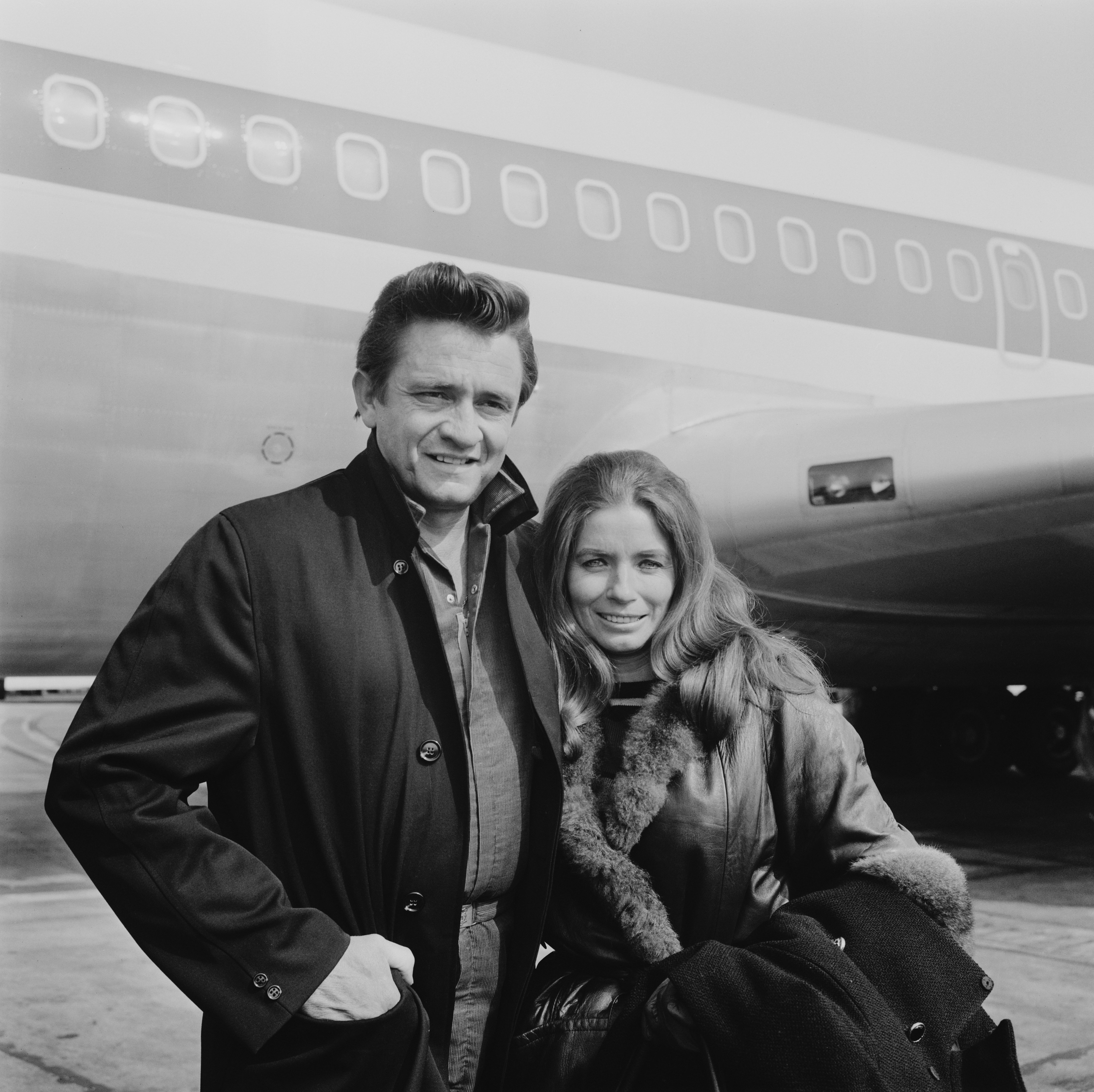 Johnny Cash and June Carter Cash pose outside of an airplane | Photo: Getty Images