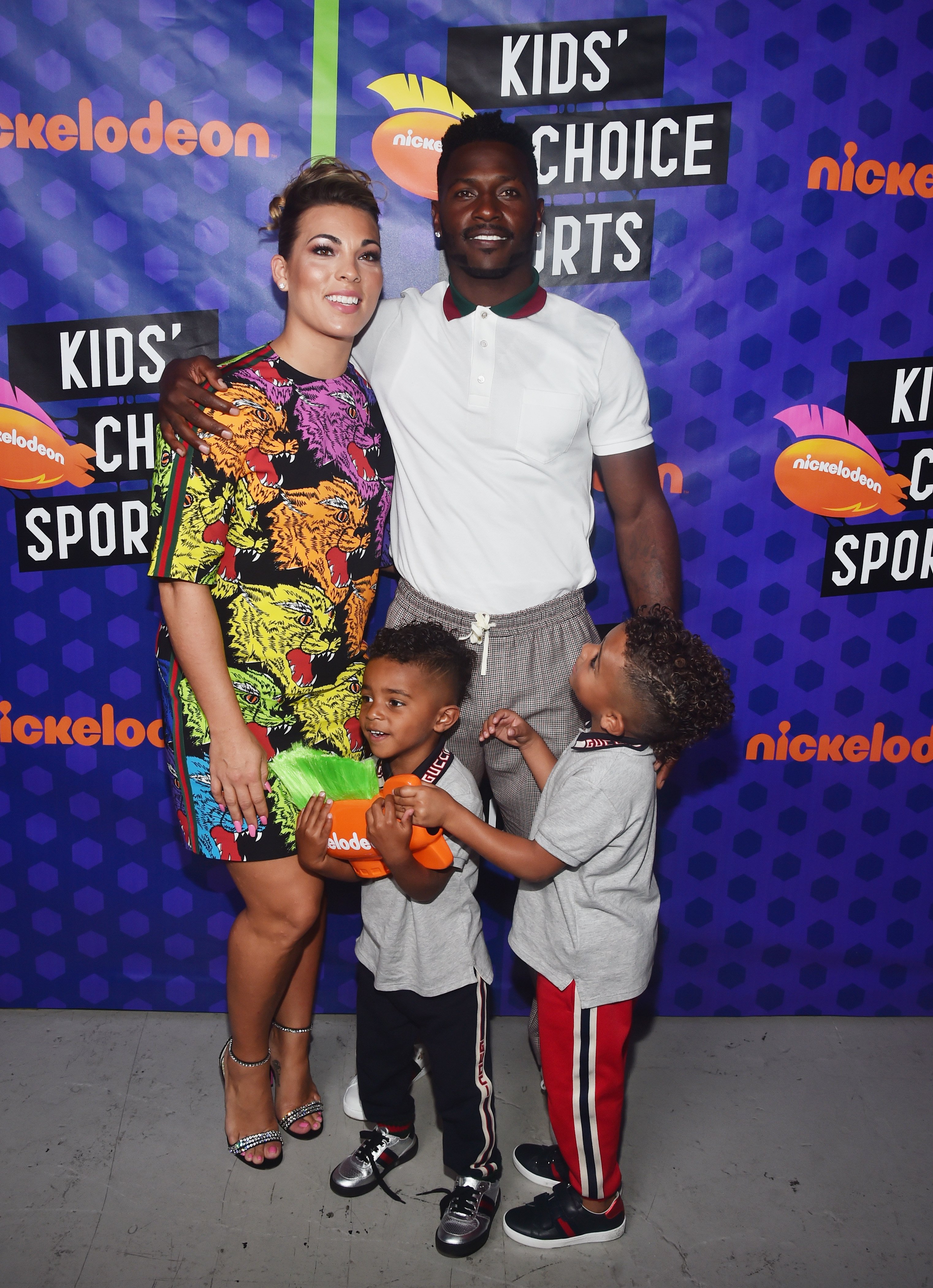 Chelsie Kyriss (L) and NFL player Antonio Brown pose backstage at the Nickelodeon Kids' Choice Sports 2018 at Barker Hangar on July 19, 2018 in Santa Monica, California. | Source: Getty Images