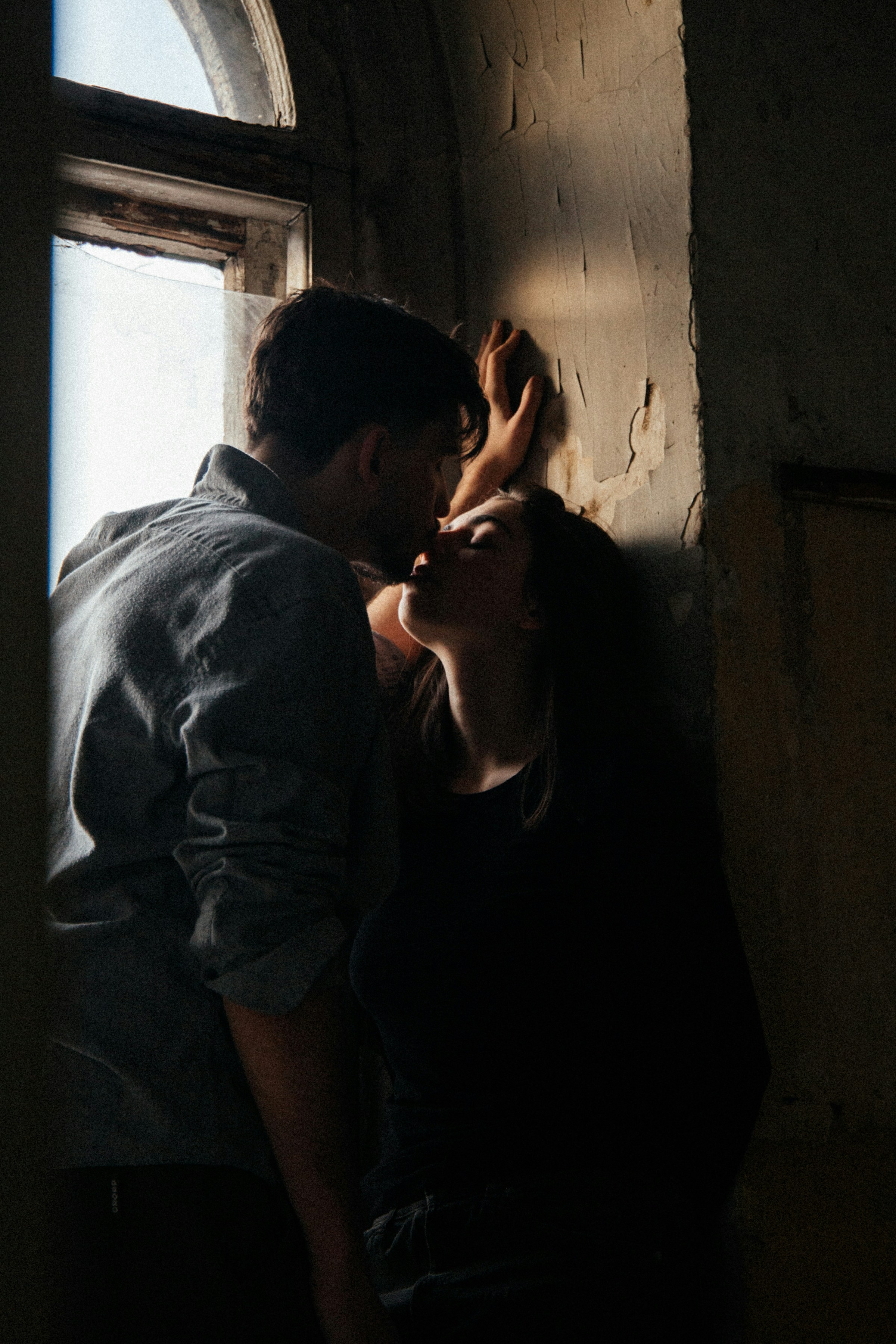 Man kissing a woman | Source: Unsplash