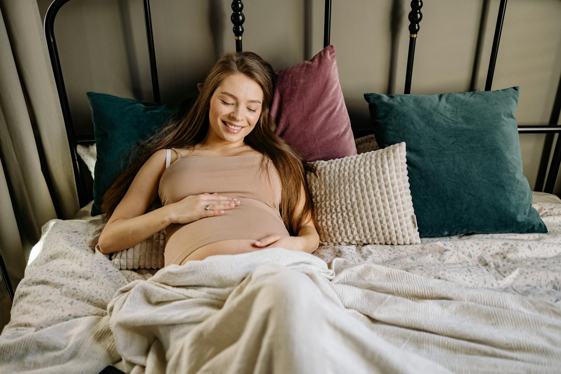 Uma mulher na cama | Fonte: Pexels