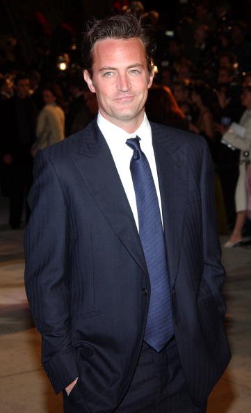Matthew Perry lors de la soirée des Oscars 2004 de Vanity Fair aux Mortons à Beverly Hills, Californie, États-Unis. | Photo : Getty Images