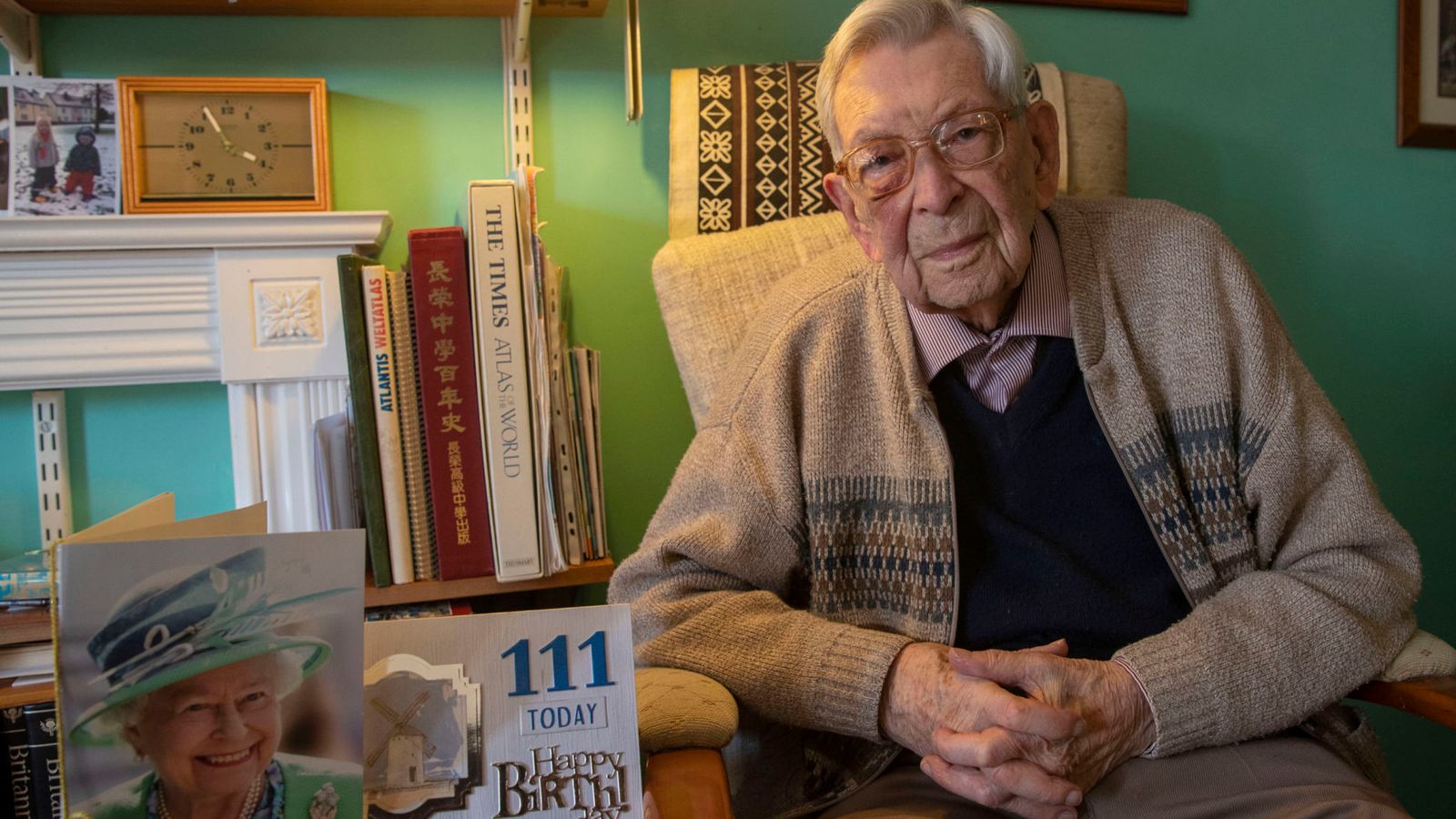 Bob Weighton assis sur un fauteuil chez lui | Photo : Skynews