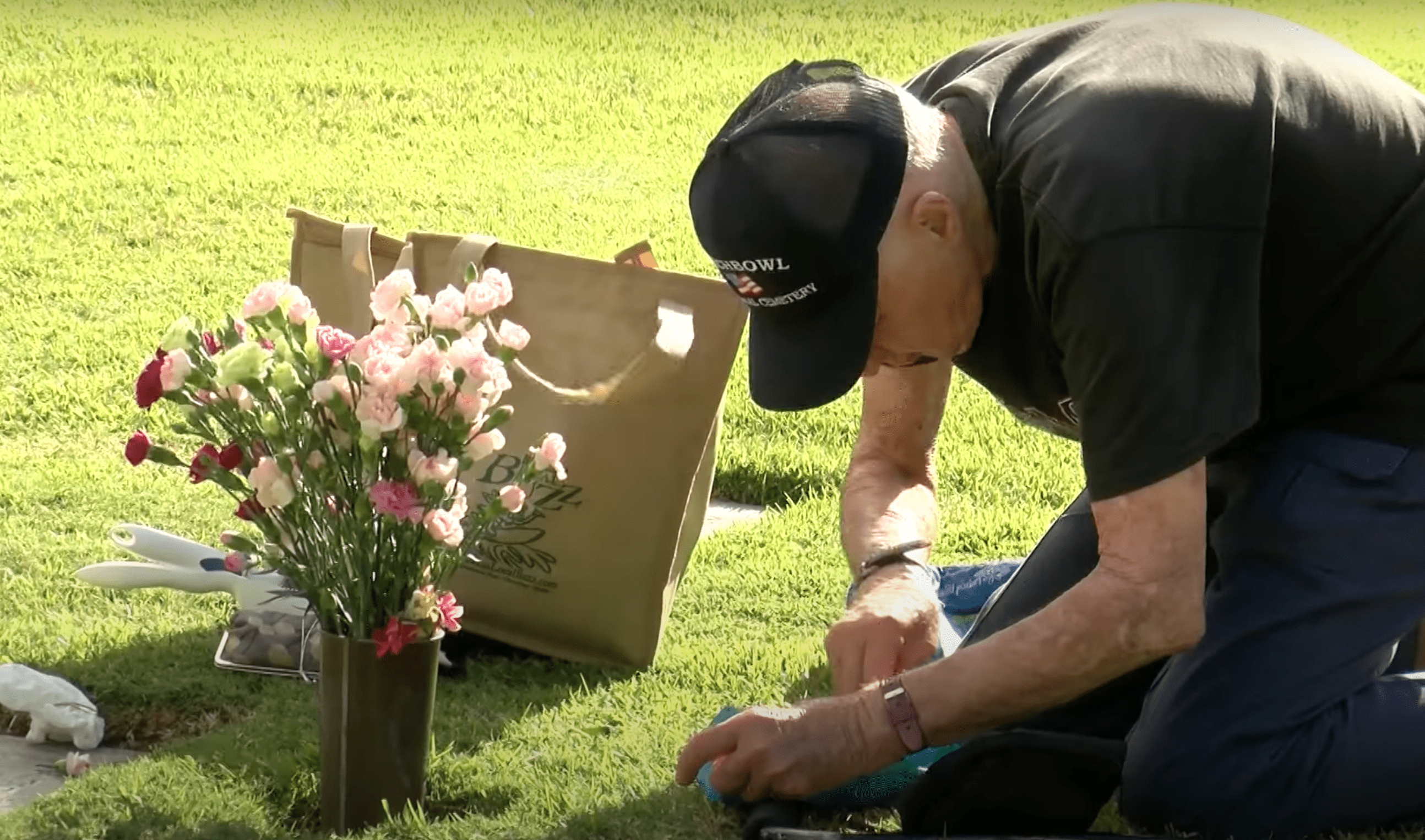Ted Richardson en la tumba de su esposa | Foto: Youtube.com/CBS17
