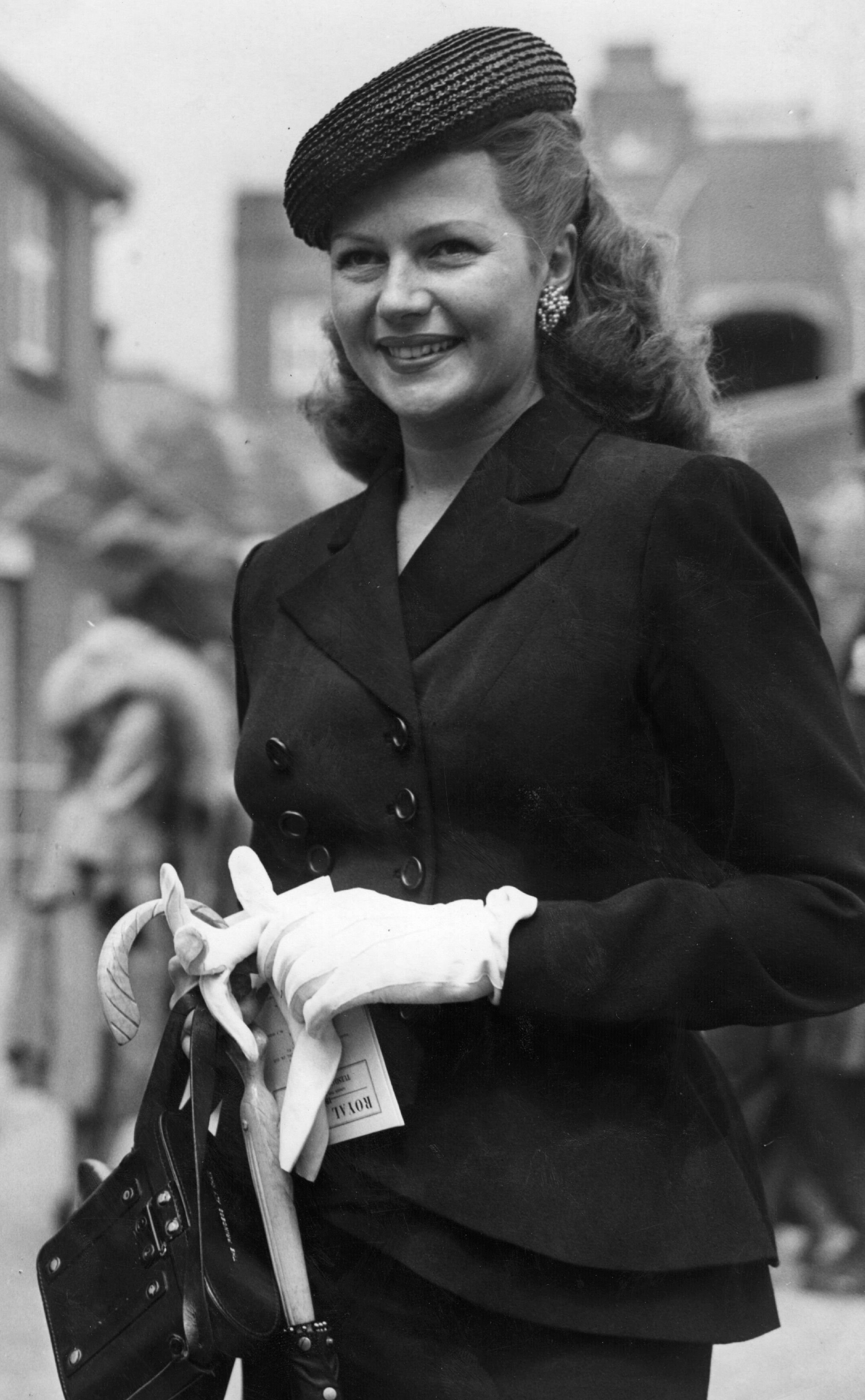 US film actress and dancer Rita Hayworth (1918 - 1987), originally Margarita Carmen Cansino, arriving at Ascot racecourse. | Source: Getty Images