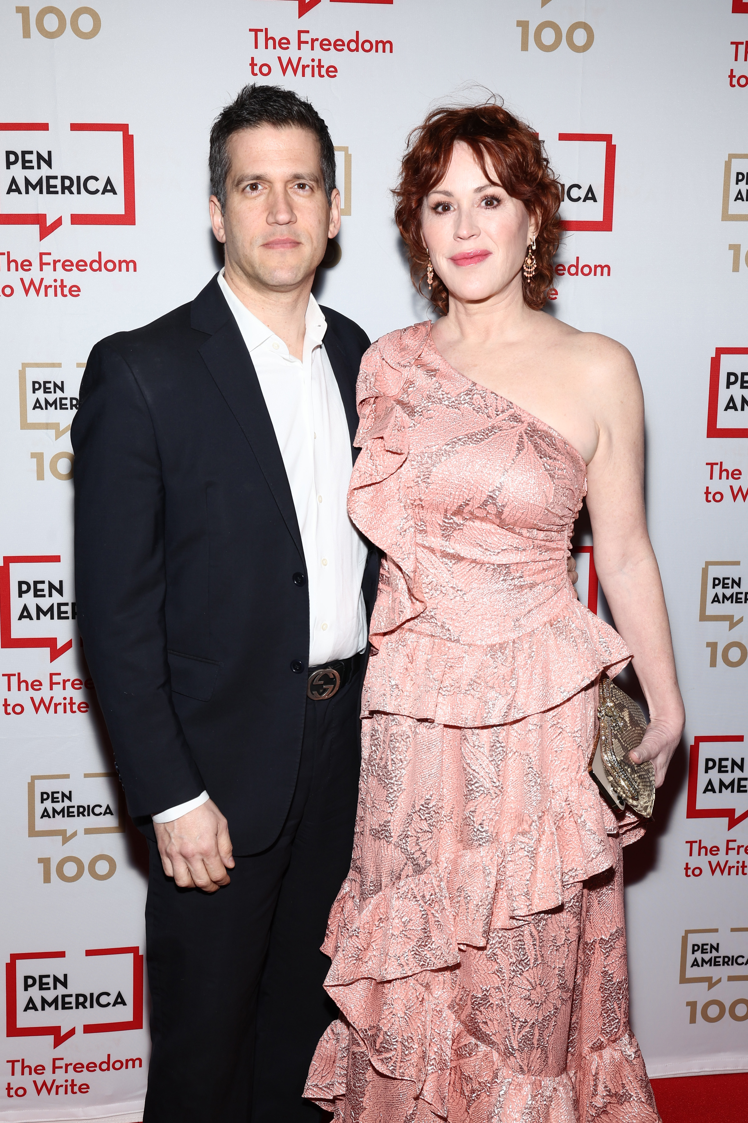 Panio Gianopoulos and Molly Ringwald at the 60th annual PEN America Literary Awards on March 2, 2023, in New York City | Source: Getty Images