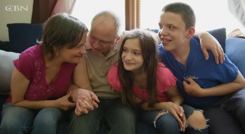 Annie with her family  | Source: Youtube/CBN News
