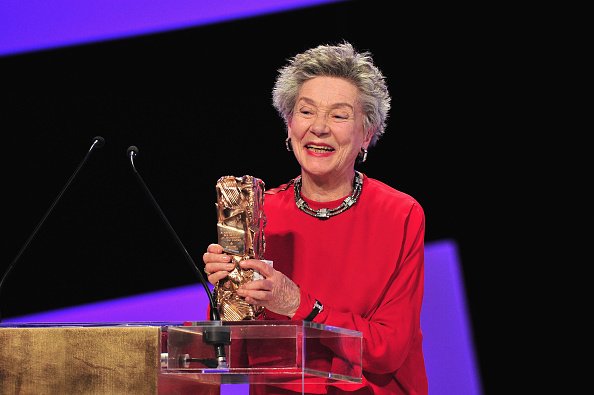 Emmanuelle Riva reçoit le César de la meilleure actrice pour'Amour' le 22 février 2013 à Paris | Photo : Getty Images