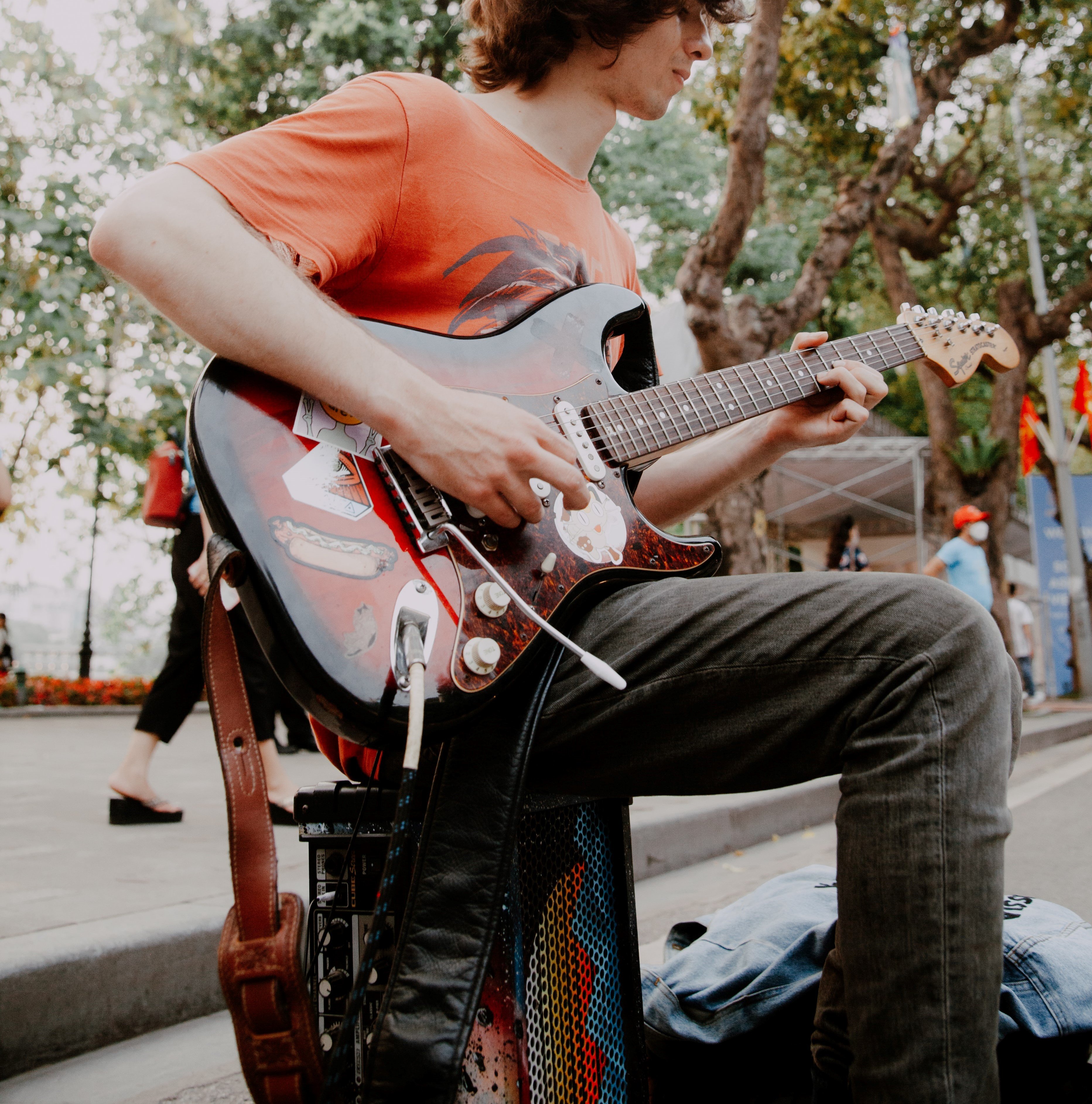 Un adolescente tocando una guitarra eléctrica. | Foto: Unsplash