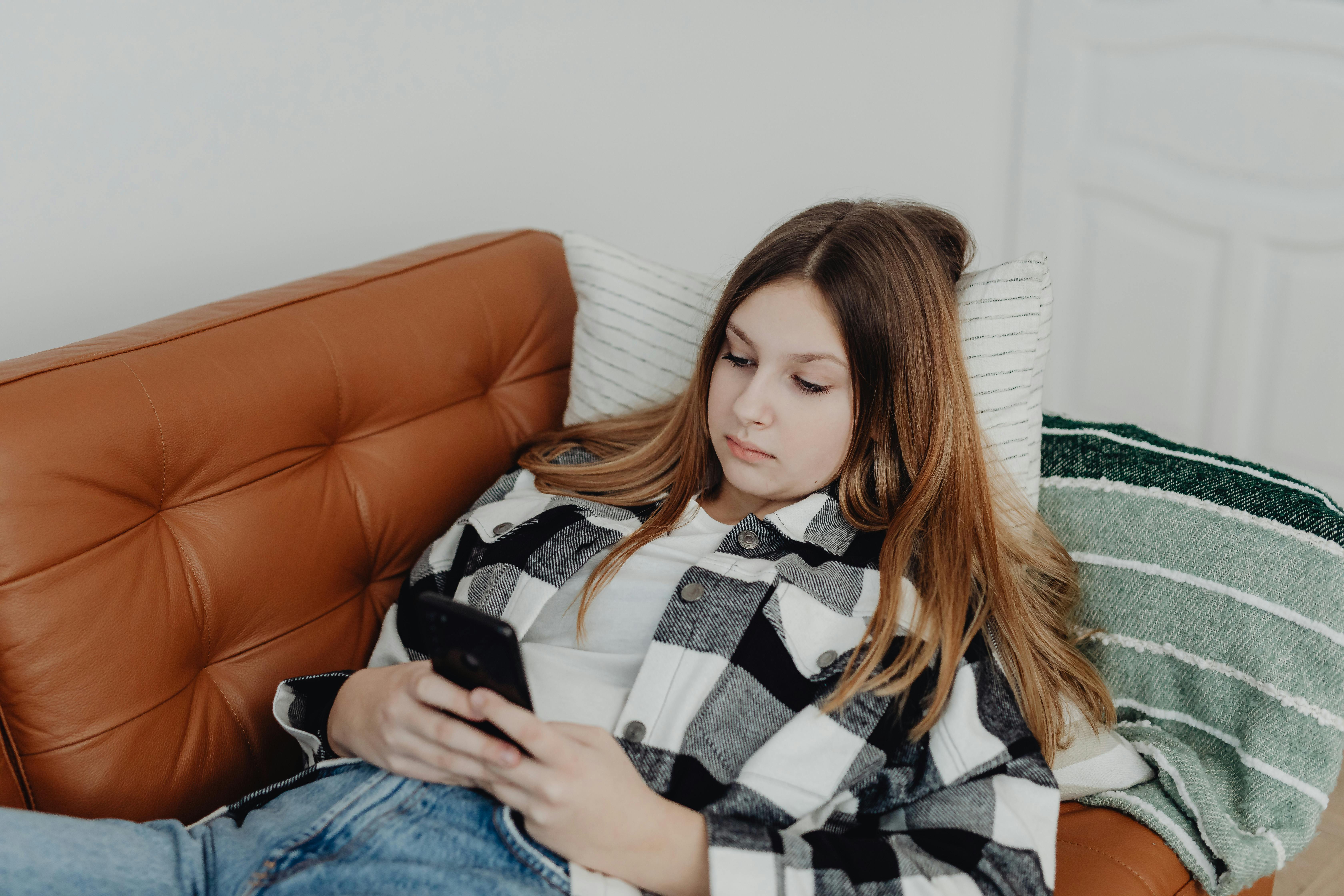 A girl on her phone | Source: Pexels