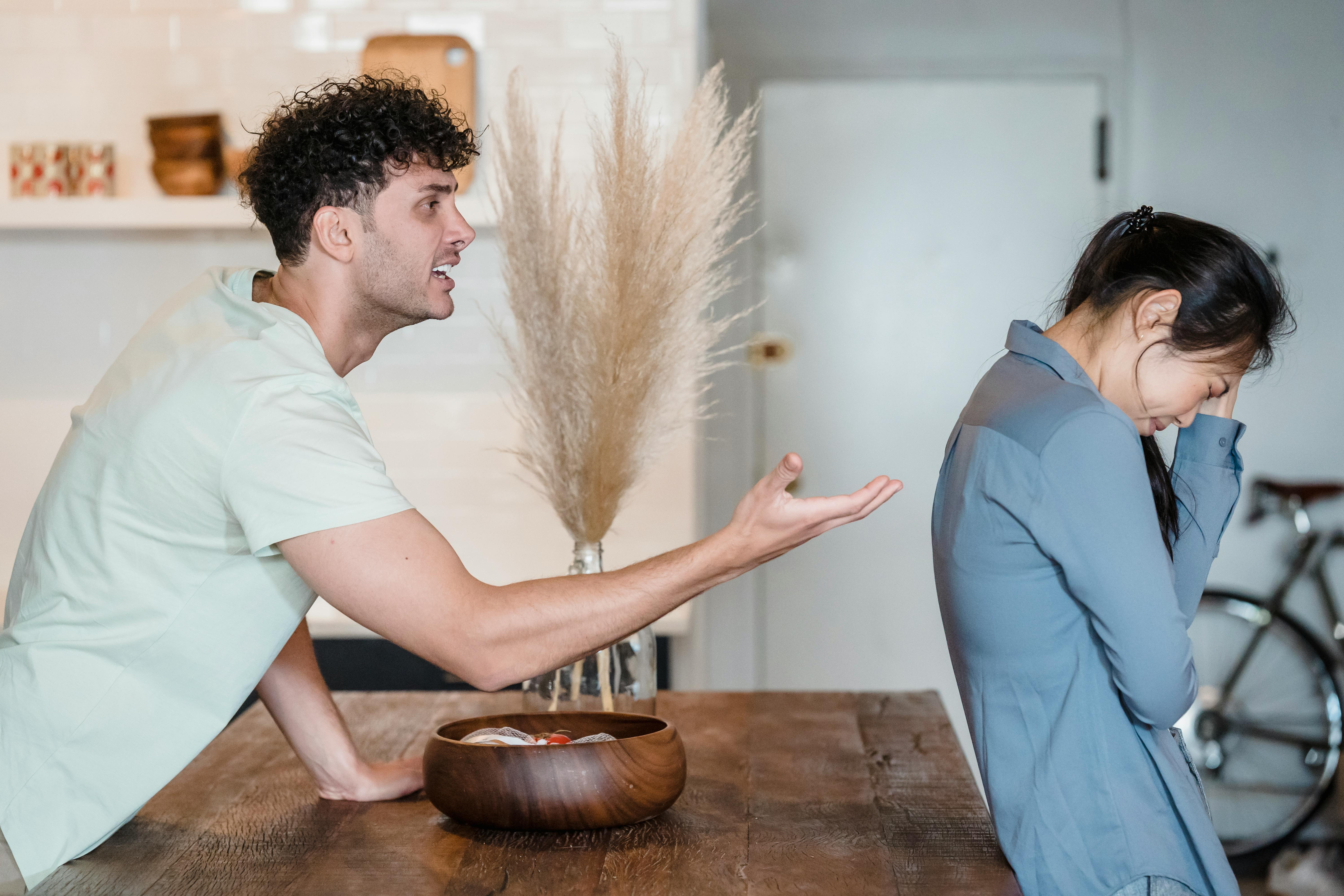 A couple arguing in the kitchen | Source: Pexels