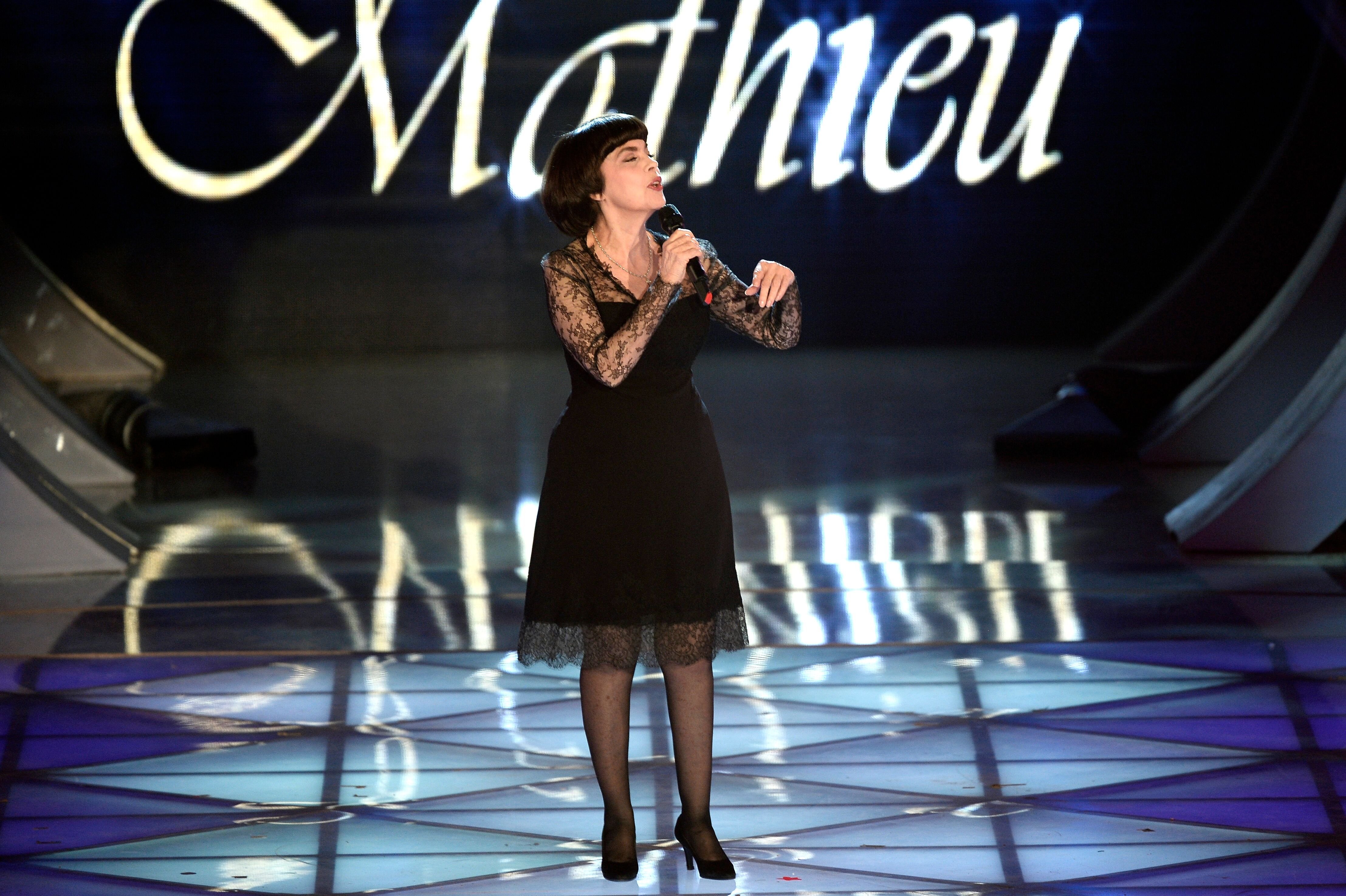 Mireille Mathieu sur scène lors d'un concert. l Source : Getty Images