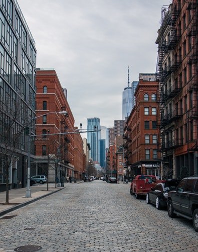 Des voitures garées à droite d'une ruelle | Photo : Unsplash Des voitures garées à droite d'une ruelle | Photo : Unsplash