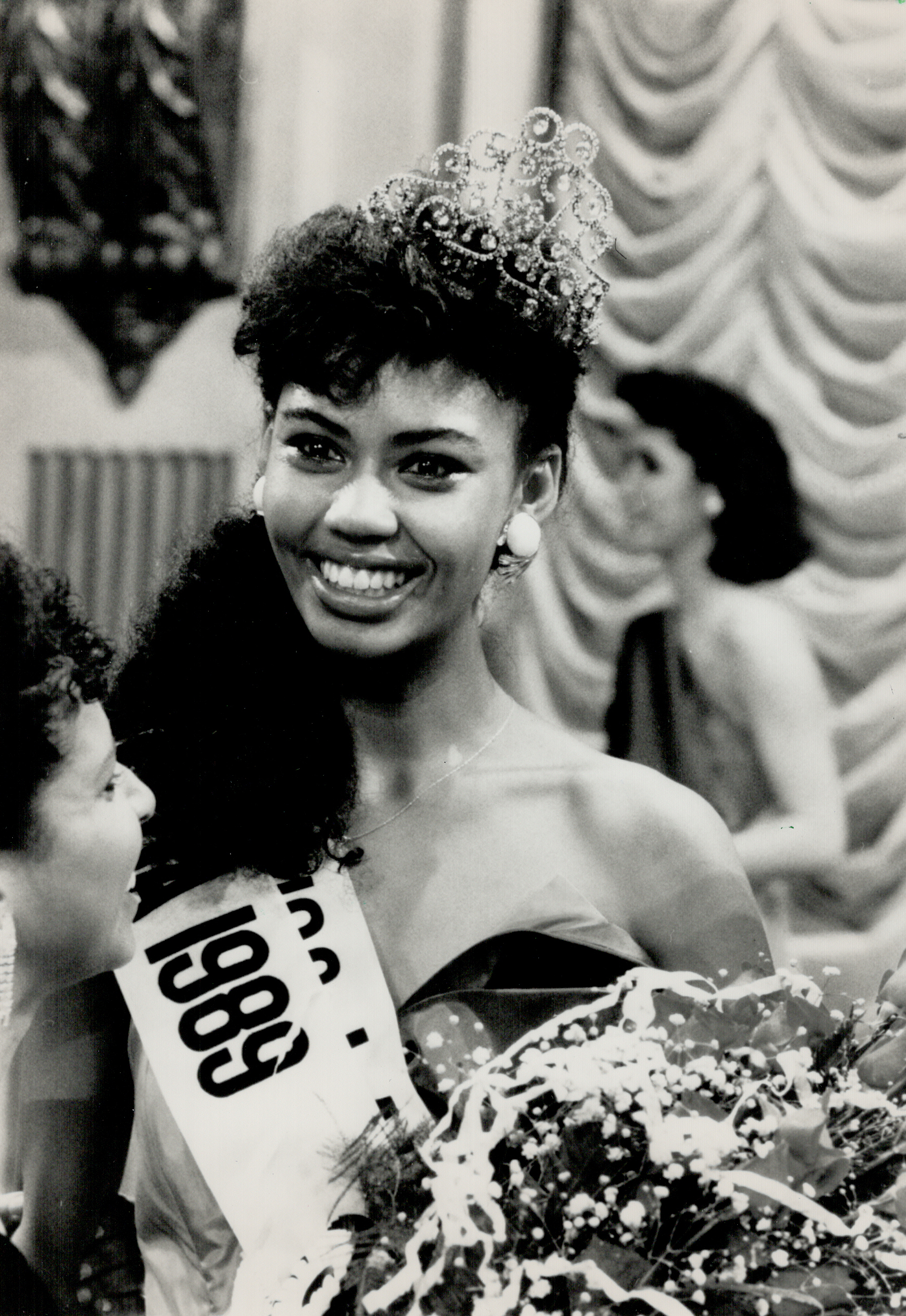 Juliette Powell is crowned Miss Canada, circa 1989 | Source: Getty Images