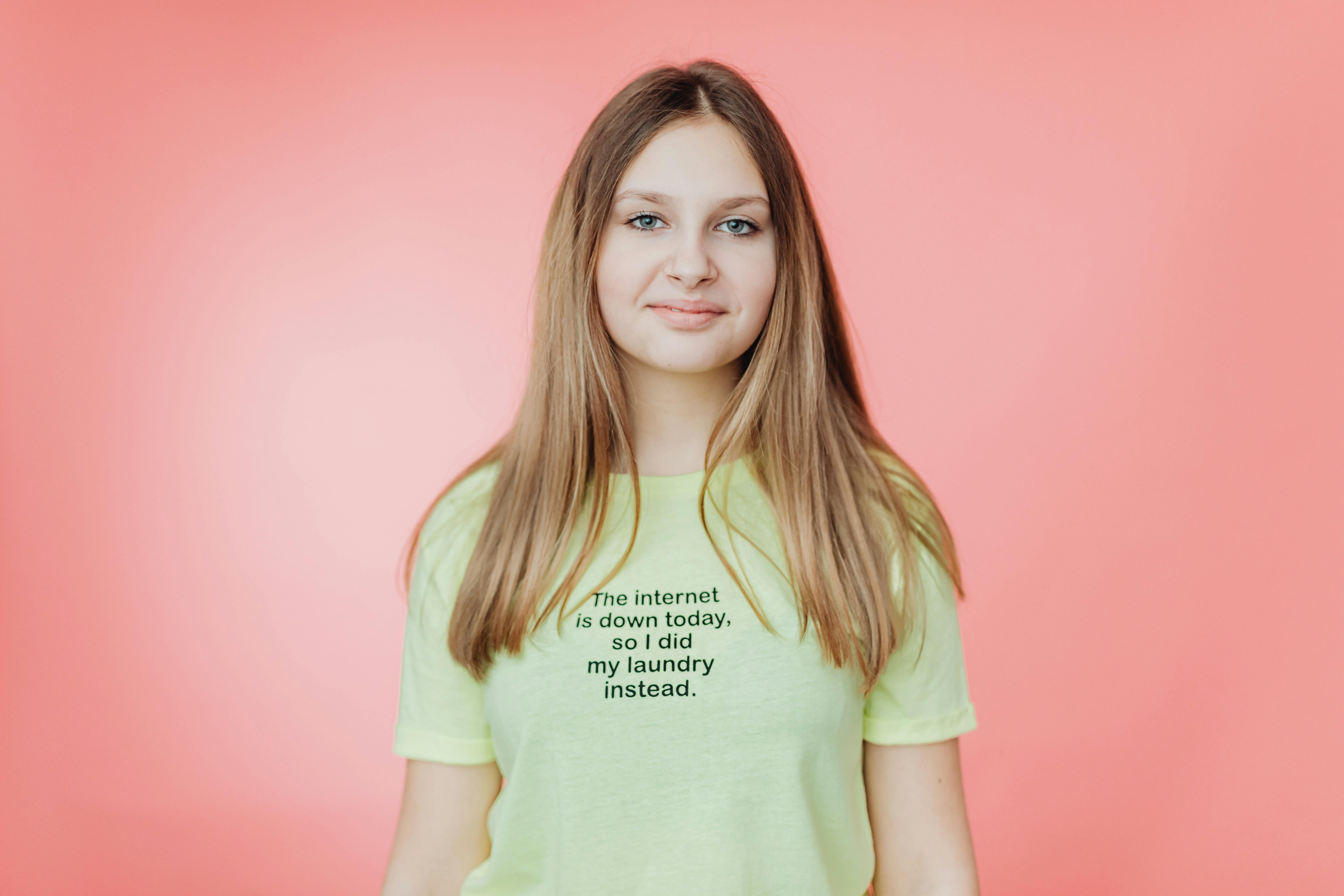 A teenage girl smiling | Source: Pexels