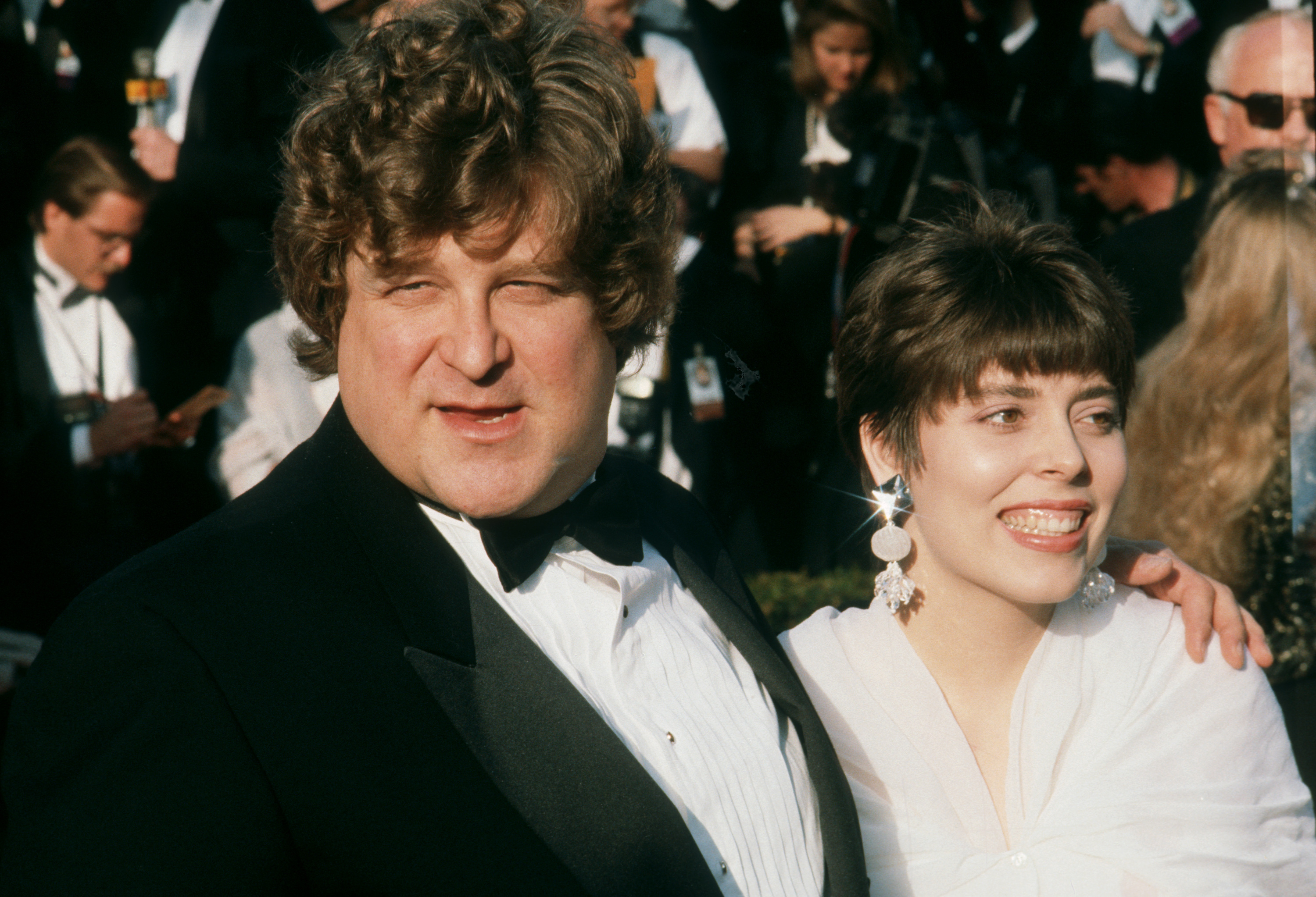 John Goodman and his wife Anna Beth Hartzog attend the 62nd Annual Academy Awards on March 26, 1990, at the Dorothy Chandler Pavilion in Los Angeles, California. | Source: Getty Images