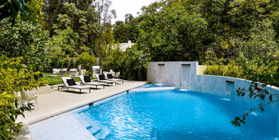 Pool area of Cameron Diaz's Beverly Hills Mansion. | Photo: YouTube/TopTenFamous