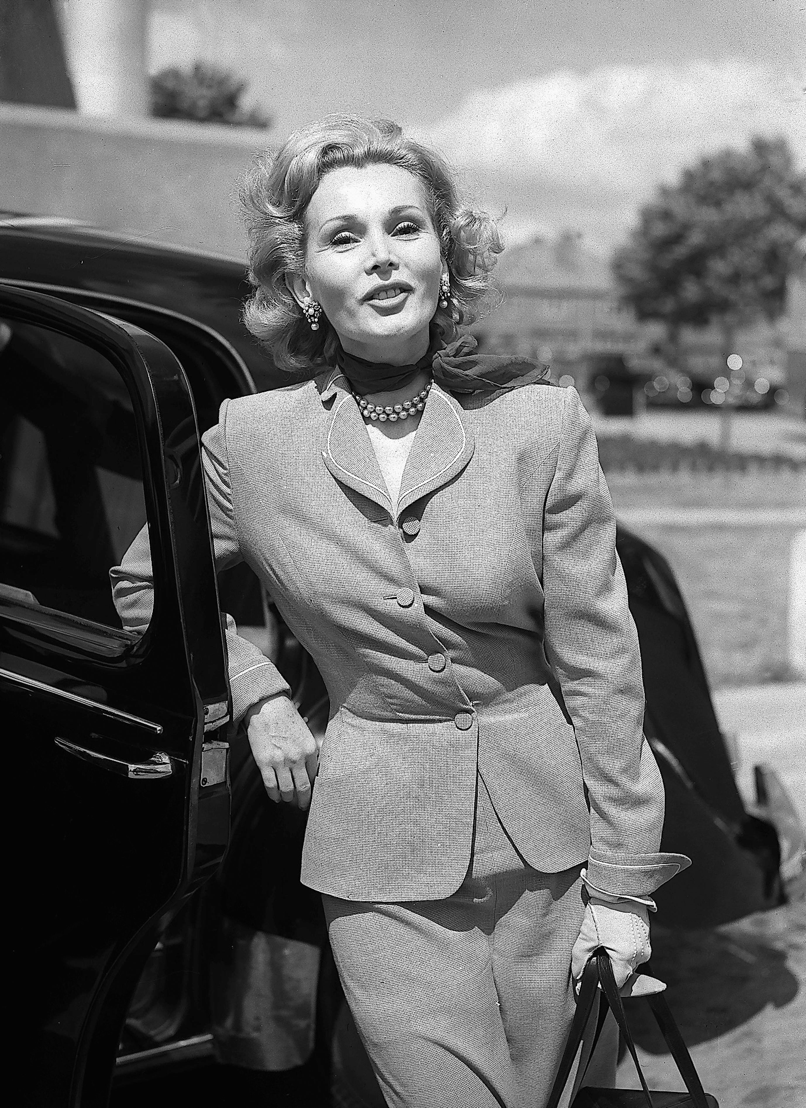 Zsa Zsa Gabor posing for a photo on August 13, 1952. | Source: Daily Mirror/Mirrorpix/Getty Images