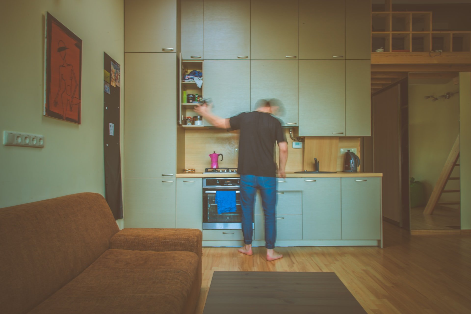 The man opened the cabinet to take the glasses | Source: Unsplash