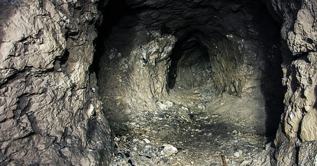 John entdeckte einen Tunnel, der Gold enthielt. | Quelle: Shutterstock