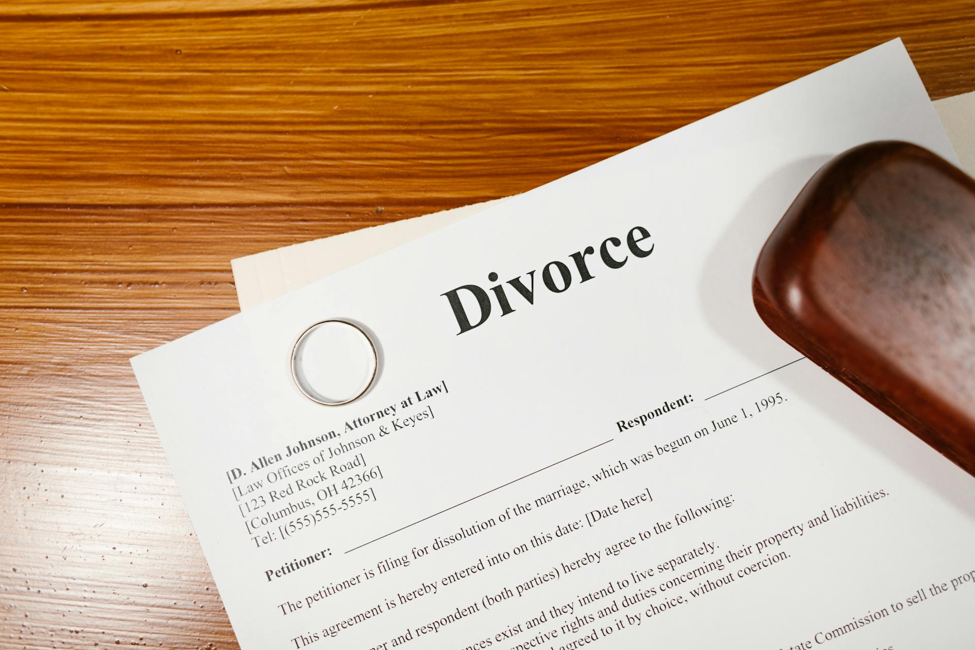 A photo showing divorce papers lying on a wooden table | Source: Pexels