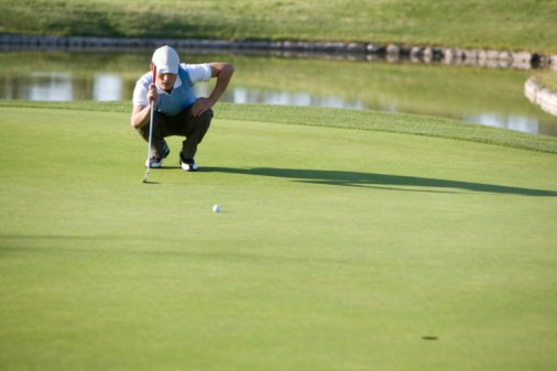Photo of a golfer observing on the golf course | Photo: Getty Images
