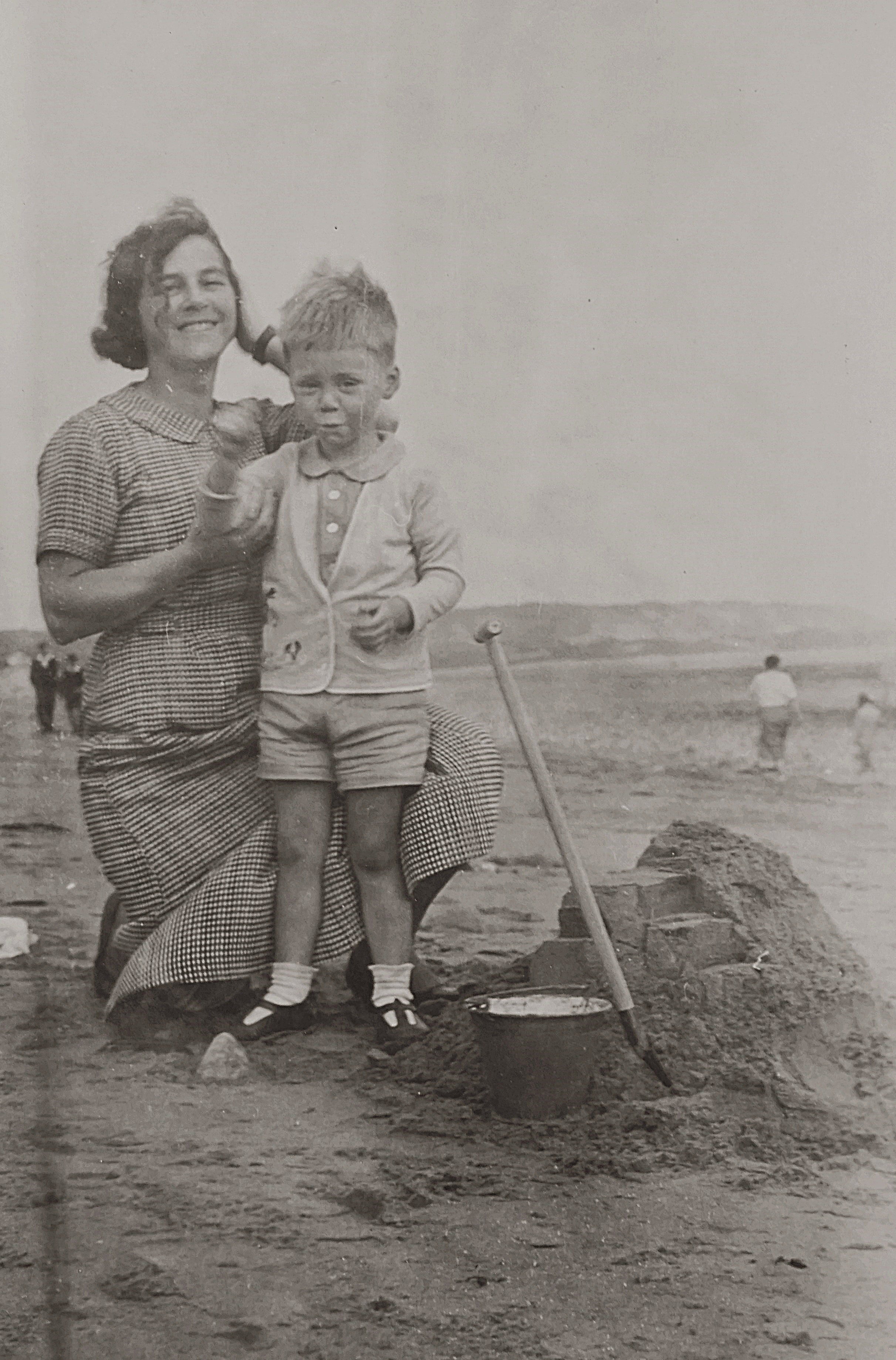 Foto antigua de una madre y su hijo. | Foto: Pexels