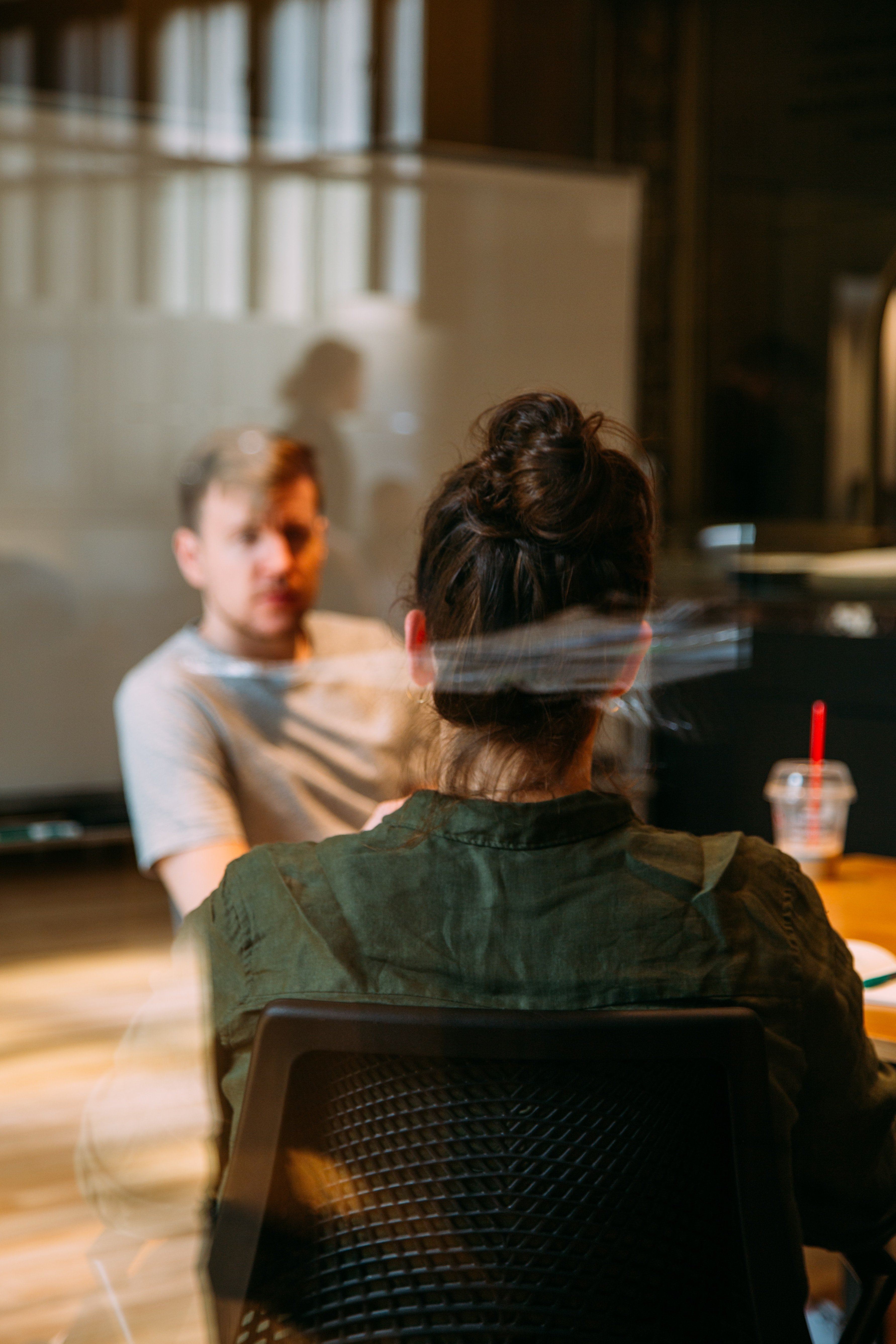 A male and a female talking | Source: Unsplash.com