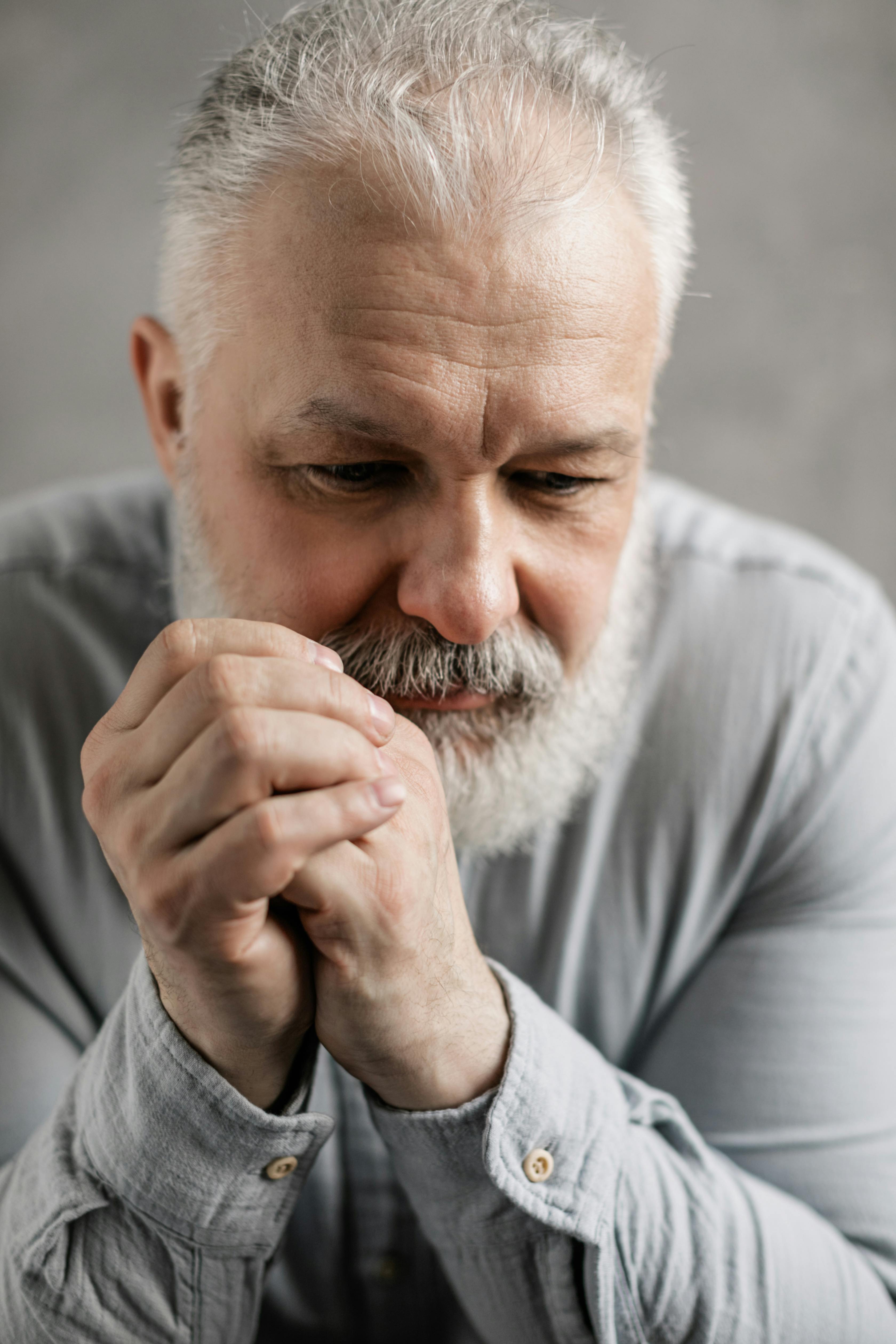 Upset concerned old man | Source: Pexels