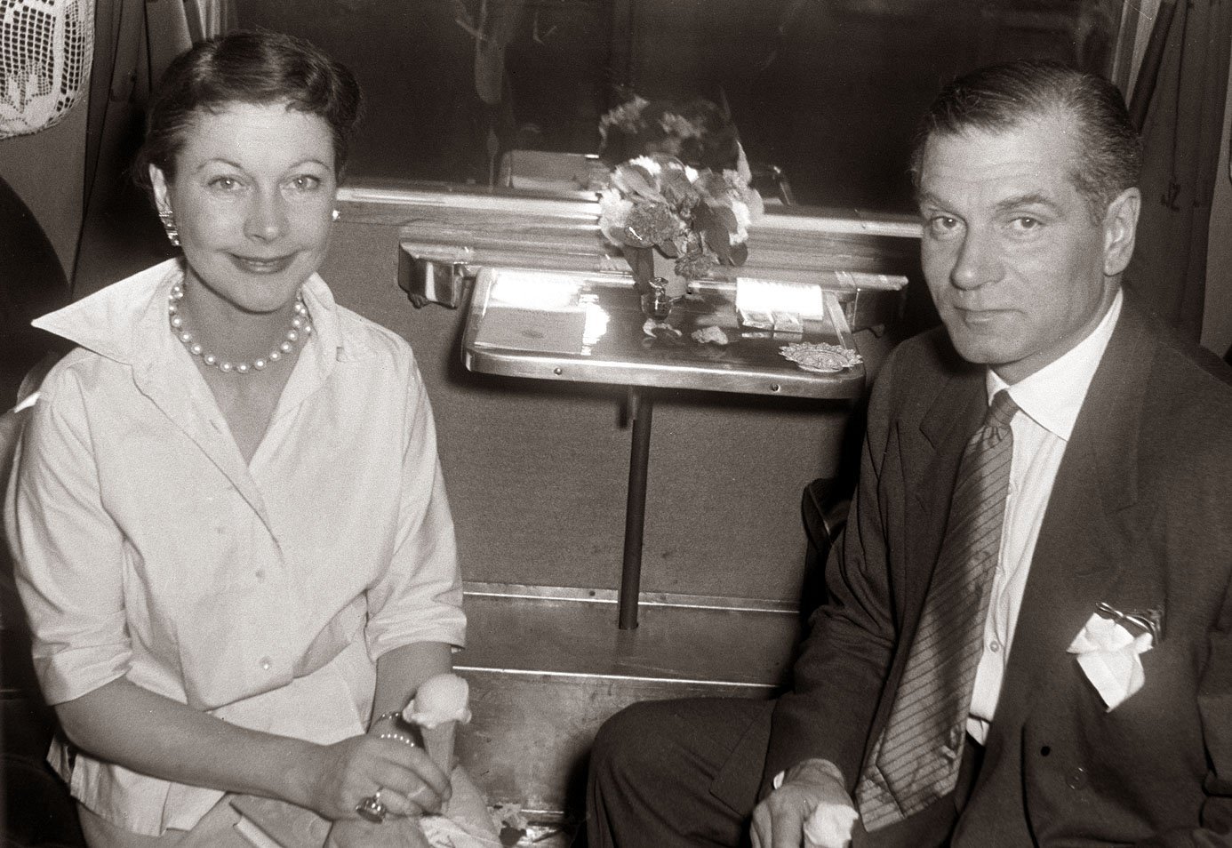 ivien Leigh and Laurence Olivier on a train in Maribor, 1957 | Photo: Wikimedia Commons Images
