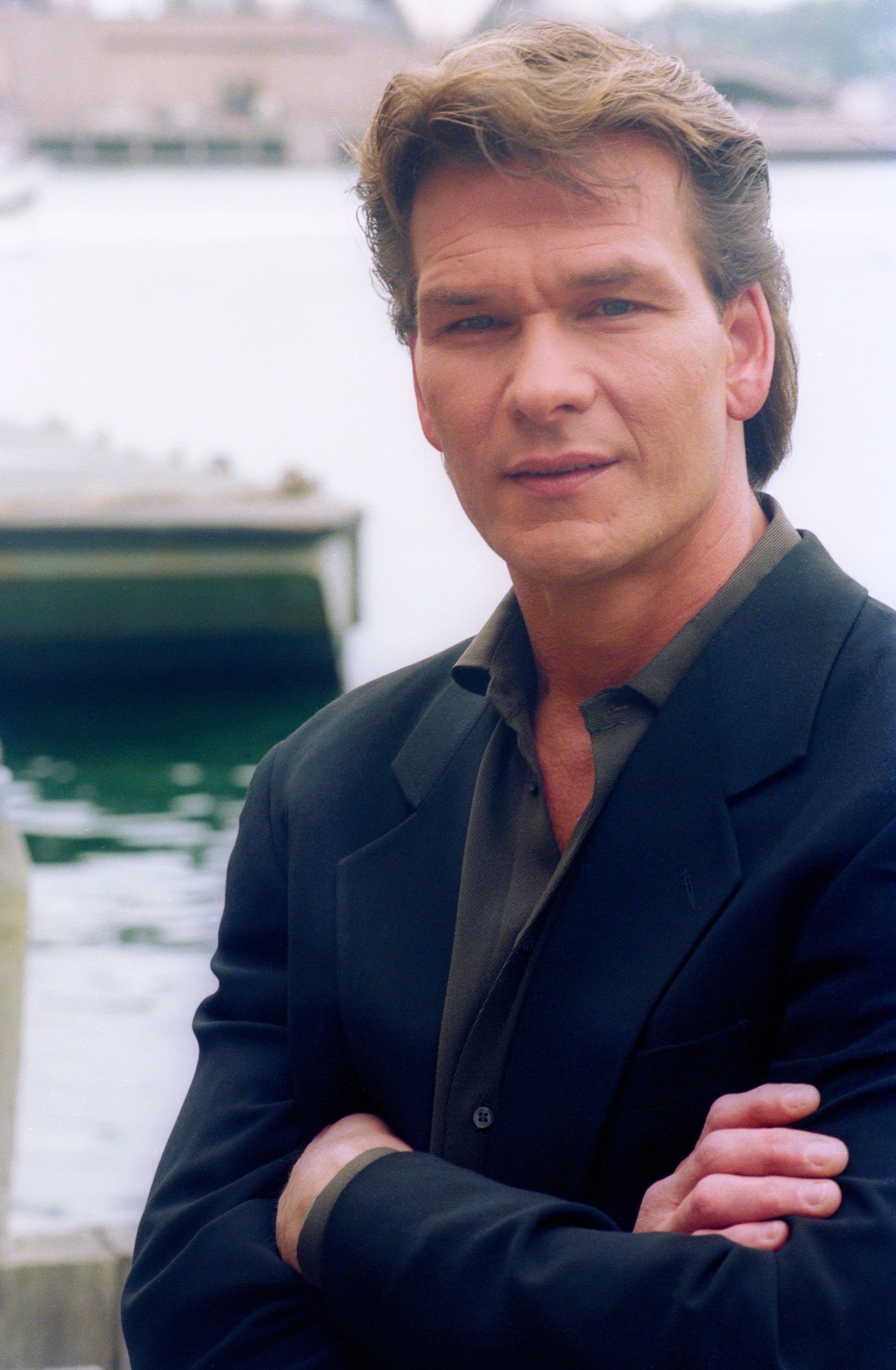 Patrick Swayze nimmt an einer Pressekonferenz teil, um seinen neuen Film "To Wong Foo" am 29. Januar 1996 in Sydney, Australien, zu promoten. (Foto von Peter Carrette Archive) I Quelle: Getty Images