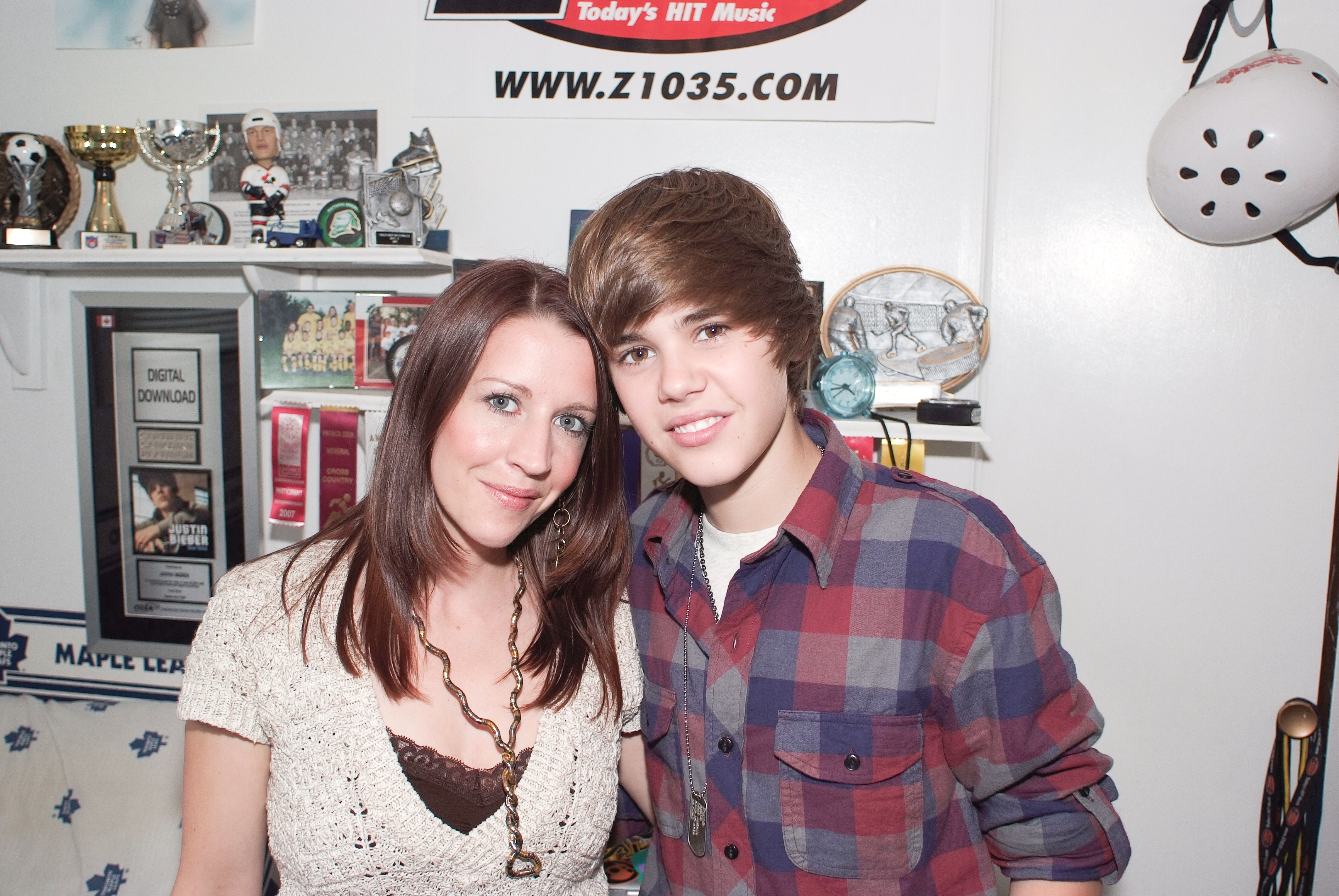 Pattie Mallet and Justin Bieber pose for a portrait at home in Stratford, Ontario, on September 29, 2009. | Source: Getty Images