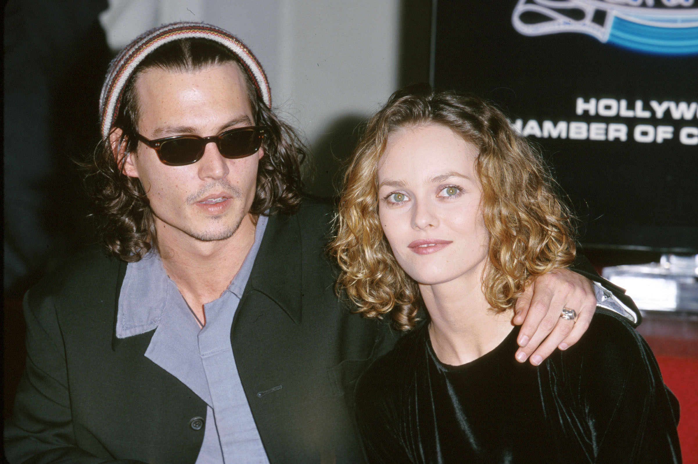 Johnny Depp and Vanessa Paradis at Hollywood Boulevard in California on November 16, 1999 | Source: Getty Images