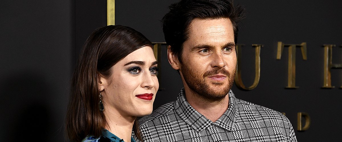 Lizzy Caplan and Tom Riley attend the Premiere Of Apple TV+'s "Truth Be Told" at AMPAS Samuel Goldwyn Theater on November 11, 2019 | Photo: Getty Images