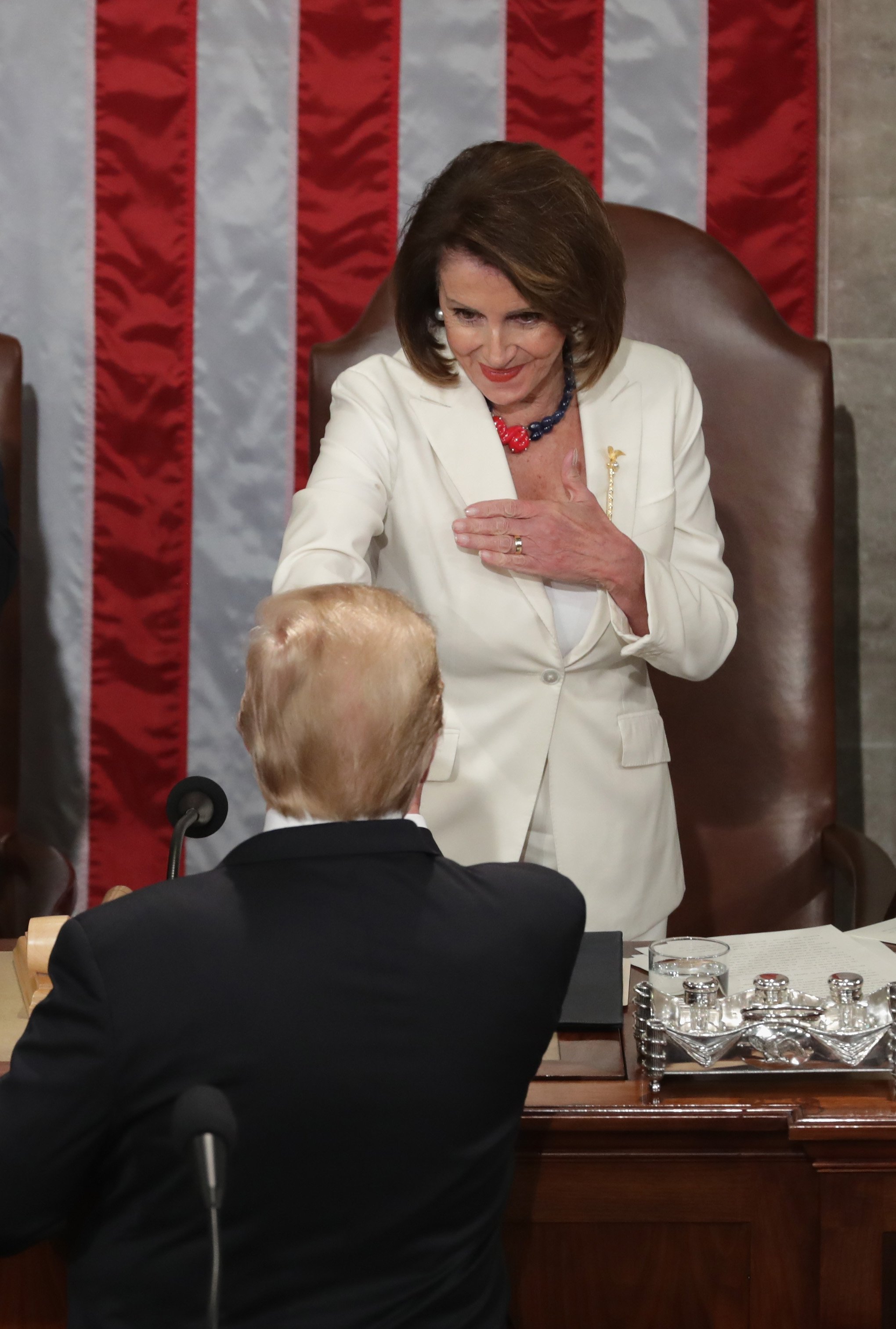Donald Trump estrechando la mano de Nancy Pelosi | Imagen tomada de: Getty Donald Trump estrechando la mano de Nancy Pelosi | Imagen tomada de: Getty